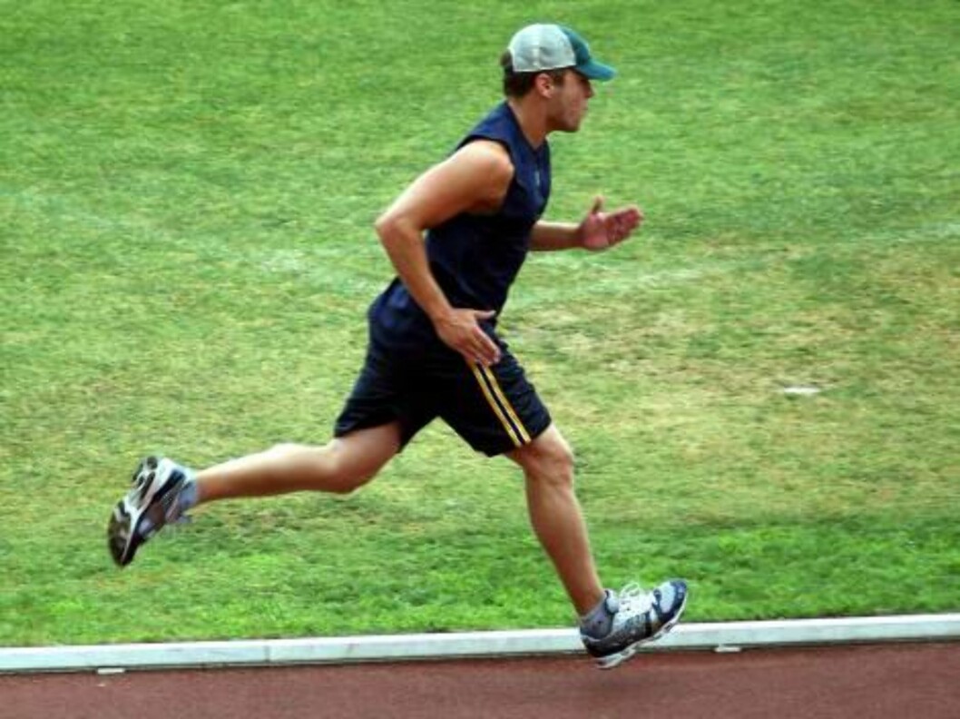 Jake Gyllenhaal running on the track with Ryan Phillipe in Westwood praticing sprint. June 9, 2006 X17agency EXCLUSIVE Foto: All Over Press Jake Gyllenhaal running on the track with Ryan Phillipe in Westwood praticing sprint. June 9, 2006 X17agency EXCLUSIVE Foto: All Over Press