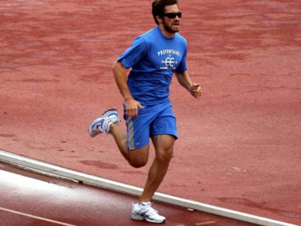 Jake Gyllenhaal running on the track with Ryan Phillipe in Westwood praticing sprint. June 9, 2006 X17agency EXCLUSIVE Foto: All Over Press Jake Gyllenhaal running on the track with Ryan Phillipe in Westwood praticing sprint. June 9, 2006 X17agency EXCLUSIVE Foto: All Over Press