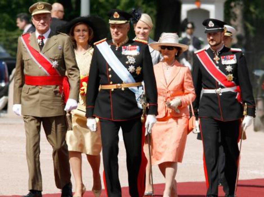 King Harald, Queen Sonja, Crown Prince Haakon & Crown Princess Mette Marit
of Norway welcome King Juan Carlos and Queen Sofia of Spain at the start
of their 3 day State Visit to Norway.
6/6/06 Picture:UK Press (7975-JW) Foto: All Over Press King Harald, Queen Sonja, Crown Prince Haakon & Crown Princess Mette Marit
of Norway welcome King Juan Carlos and Queen Sofia of Spain at the start
of their 3 day State Visit to Norway.
6/6/06 Picture:UK Press (7975-JW) Foto: All Over Press