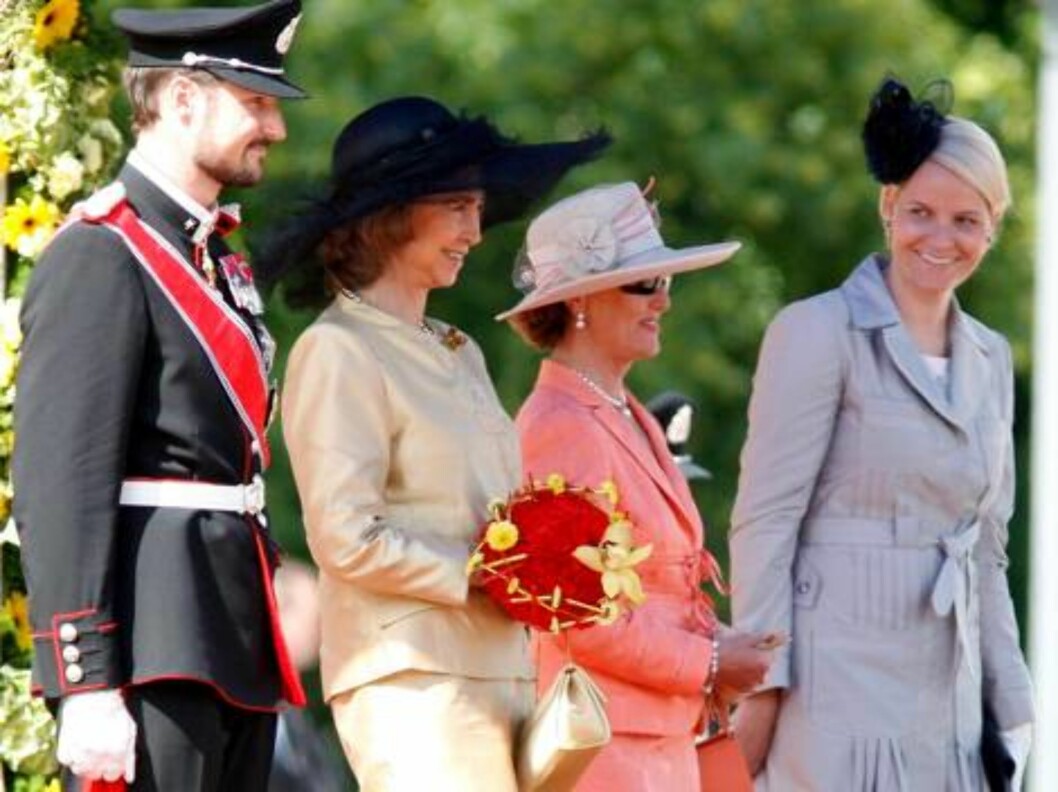 King Harald, Queen Sonja, Crown Prince Haakon & Crown Princess Mette Marit
of Norway welcome King Juan Carlos and Queen Sofia of Spain at the start
of their 3 day State Visit to Norway.
6/6/06 Picture:UK Press (7975-JW) Foto: All Over Press King Harald, Queen Sonja, Crown Prince Haakon & Crown Princess Mette Marit
of Norway welcome King Juan Carlos and Queen Sofia of Spain at the start
of their 3 day State Visit to Norway.
6/6/06 Picture:UK Press (7975-JW) Foto: All Over Press