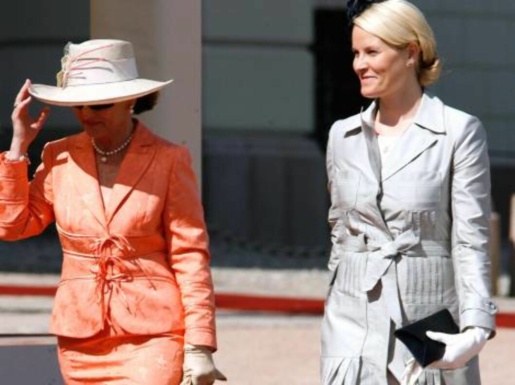 King Harald, Queen Sonja, Crown Prince Haakon & Crown Princess Mette Marit
of Norway welcome King Juan Carlos and Queen Sofia of Spain at the start
of their 3 day State Visit to Norway.
6/6/06 Picture:UK Press (7975-JW) Foto: All Over Press King Harald, Queen Sonja, Crown Prince Haakon & Crown Princess Mette Marit
of Norway welcome King Juan Carlos and Queen Sofia of Spain at the start
of their 3 day State Visit to Norway.
6/6/06 Picture:UK Press (7975-JW) Foto: All Over Press
