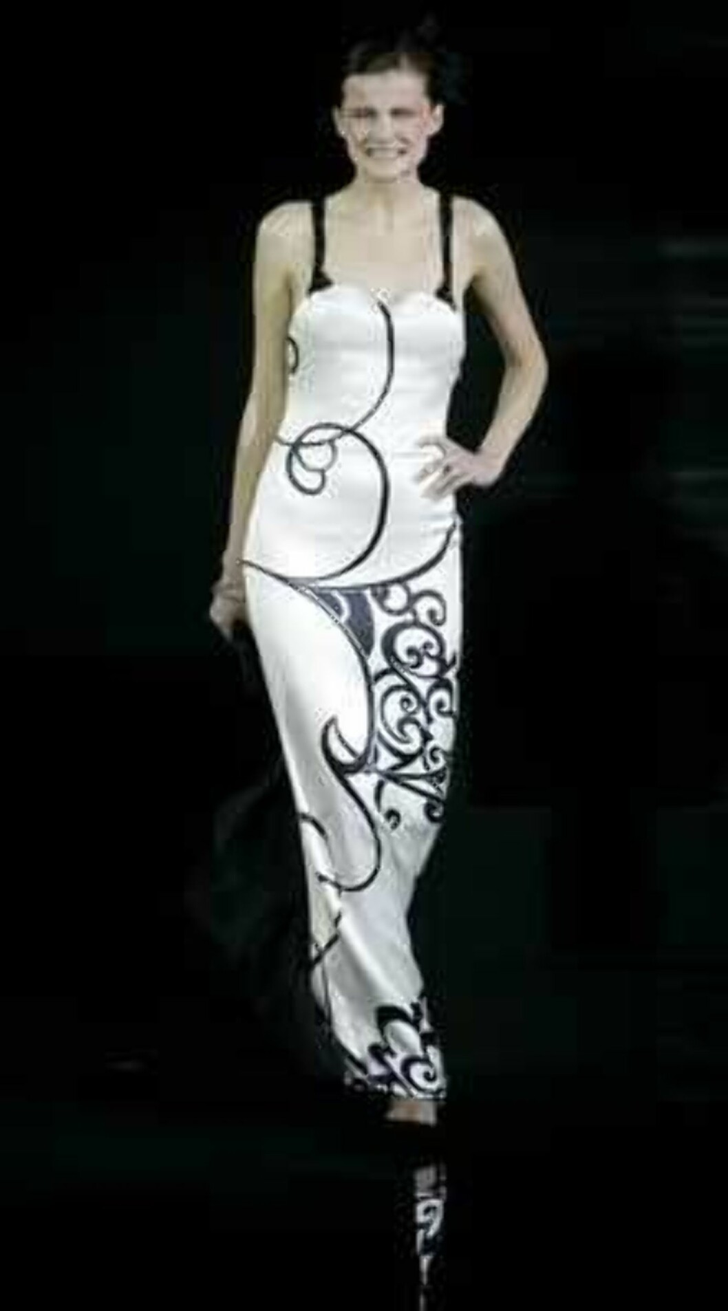 A model presents a creation during the Giorgio Armani Prive Spring-Summer 2006 Haute Couture fashion show in Hong Kong Thursday, March 30, 2006. Giorgio Armani is seeking to expand his fashion empire in China - a place he says has always inspired his desi Foto: AP A model presents a creation during the Giorgio Armani Prive Spring-Summer 2006 Haute Couture fashion show in Hong Kong Thursday, March 30, 2006. Giorgio Armani is seeking to expand his fashion empire in China - a place he says has always inspired his desi Foto: AP