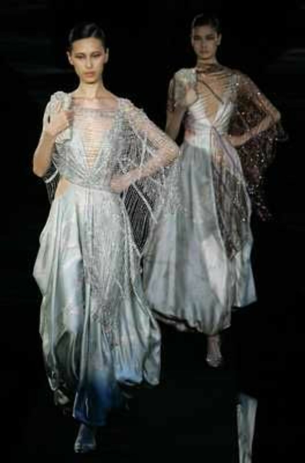 Models present creations during the Giorgio Armani Prive Spring-Summer 2006 Haute Couture fashion show in Hong Kong Thursday, March 30, 2006. Giorgio Armani is seeking to expand his fashion empire in China - a place he says has always inspired his designs Foto: AP Models present creations during the Giorgio Armani Prive Spring-Summer 2006 Haute Couture fashion show in Hong Kong Thursday, March 30, 2006. Giorgio Armani is seeking to expand his fashion empire in China - a place he says has always inspired his designs Foto: AP