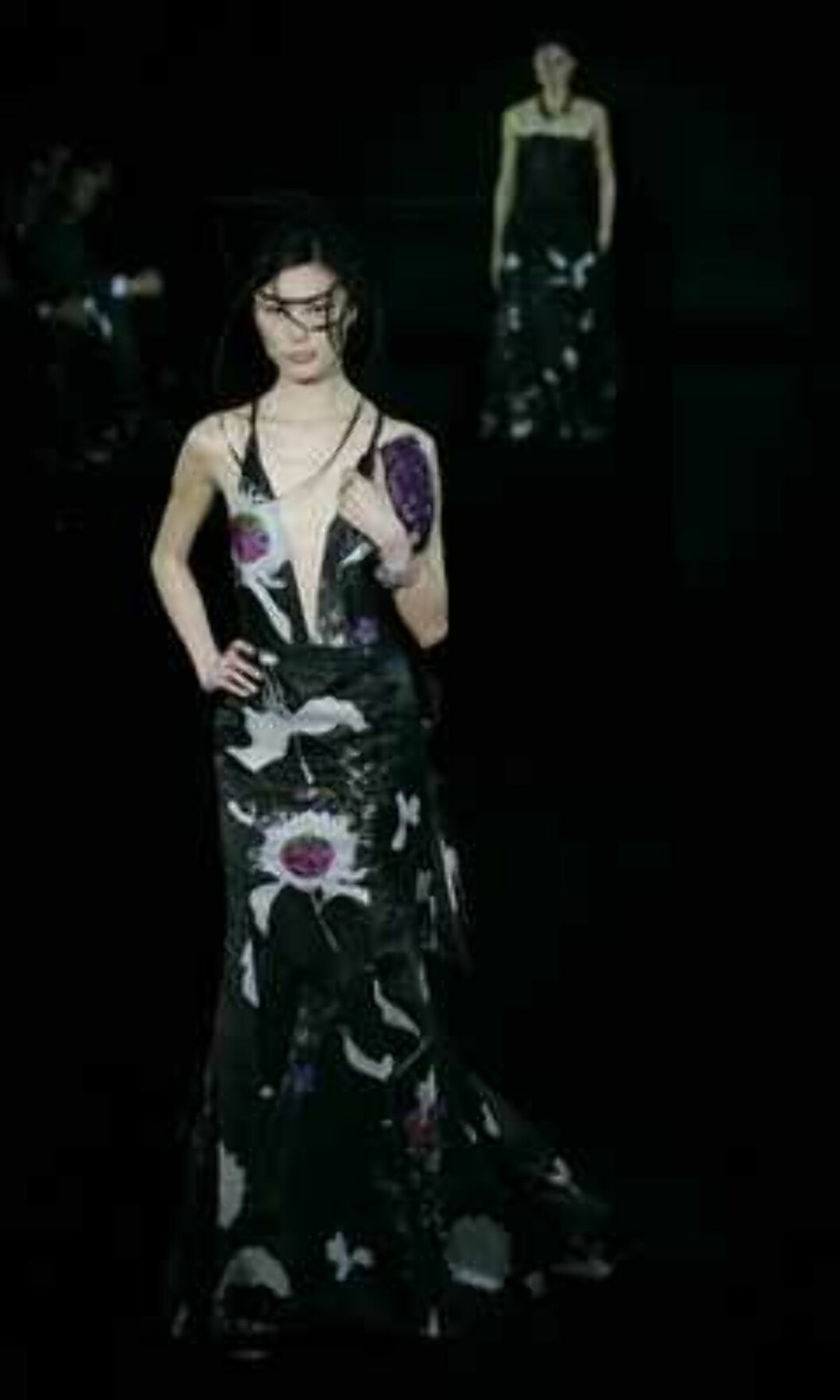A model presents a creation during the Giorgio Armani Prive Spring-Summer 2006 Haute Couture fashion show in Hong Kong Thursday, March 30, 2006. Giorgio Armani is seeking to expand his fashion empire in China - a place he says has always inspired his desi Foto: AP A model presents a creation during the Giorgio Armani Prive Spring-Summer 2006 Haute Couture fashion show in Hong Kong Thursday, March 30, 2006. Giorgio Armani is seeking to expand his fashion empire in China - a place he says has always inspired his desi Foto: AP
