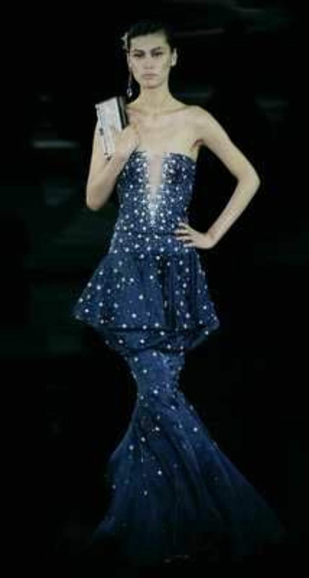 A model presents the creation during the Giorgio Armani Prive Spring-Summer 2006 Haute Couture fashion show in Hong Kong Thursday, March 30, 2006. Giorgio Armani is seeking to expand his fashion empire in China _ a place he says has always inspired his d Foto: AP A model presents the creation during the Giorgio Armani Prive Spring-Summer 2006 Haute Couture fashion show in Hong Kong Thursday, March 30, 2006. Giorgio Armani is seeking to expand his fashion empire in China _ a place he says has always inspired his d Foto: AP