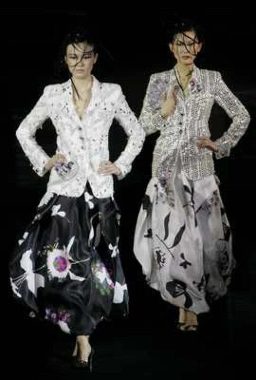 Models present creations during the Giorgio Armani Prive Spring-Summer 2006 Haute Couture fashion show in Hong Kong Thursday, March 30, 2006. Giorgio Armani is seeking to expand his fashion empire in China - a place he says has always inspired his designs Foto: AP Models present creations during the Giorgio Armani Prive Spring-Summer 2006 Haute Couture fashion show in Hong Kong Thursday, March 30, 2006. Giorgio Armani is seeking to expand his fashion empire in China - a place he says has always inspired his designs Foto: AP