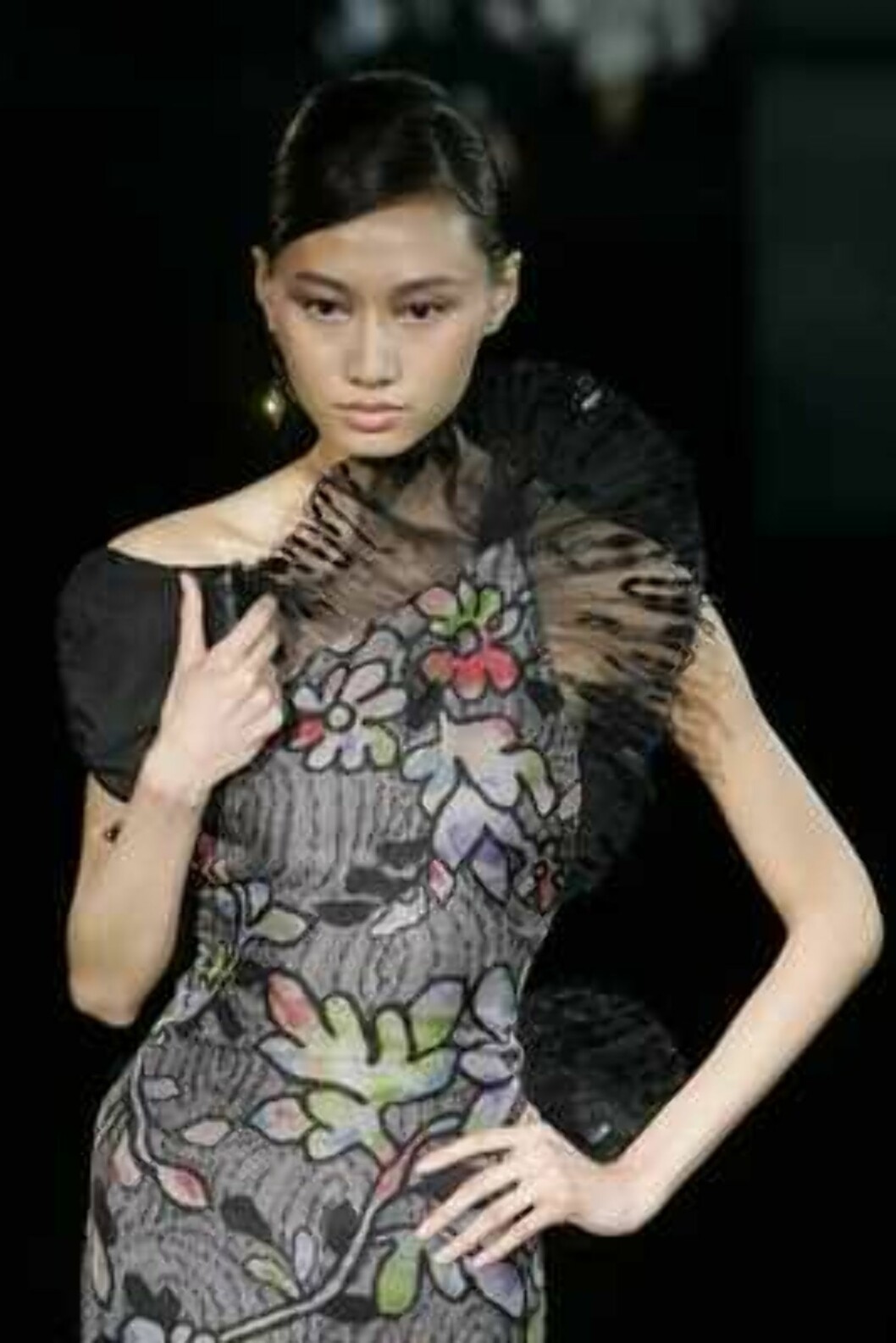 A model presents a creation during the Giorgio Armani Prive Spring-Summer 2006 Haute Couture fashion show in Hong Kong Thursday, March 30, 2006. Giorgio Armani is seeking to expand his fashion empire in China - a place he says has always inspired his desi Foto: AP A model presents a creation during the Giorgio Armani Prive Spring-Summer 2006 Haute Couture fashion show in Hong Kong Thursday, March 30, 2006. Giorgio Armani is seeking to expand his fashion empire in China - a place he says has always inspired his desi Foto: AP