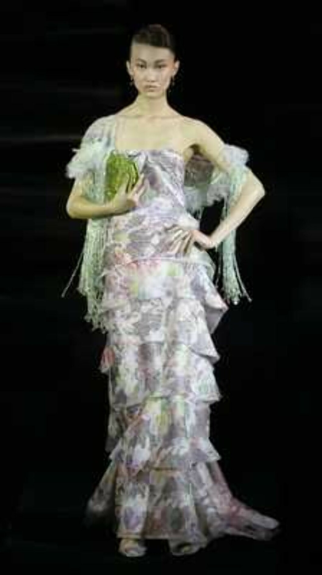 A model presents a creation during the Giorgio Armani Prive Spring-Summer 2006 Haute Couture fashion show in Hong Kong Thursday, March 30, 2006. Giorgio Armani is seeking to expand his fashion empire in China - a place he says has always inspired his des Foto: AP A model presents a creation during the Giorgio Armani Prive Spring-Summer 2006 Haute Couture fashion show in Hong Kong Thursday, March 30, 2006. Giorgio Armani is seeking to expand his fashion empire in China - a place he says has always inspired his des Foto: AP