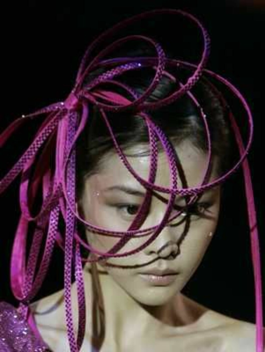 A model presents the creation during the Giorgio Armani Prive Spring-Summer 2006 Haute Couture fashion show in Hong Kong Thursday, March 30, 2006. Giorgio Armani is seeking to expand his fashion empire in China _ a place he says has always inspired his d Foto: AP A model presents the creation during the Giorgio Armani Prive Spring-Summer 2006 Haute Couture fashion show in Hong Kong Thursday, March 30, 2006. Giorgio Armani is seeking to expand his fashion empire in China _ a place he says has always inspired his d Foto: AP