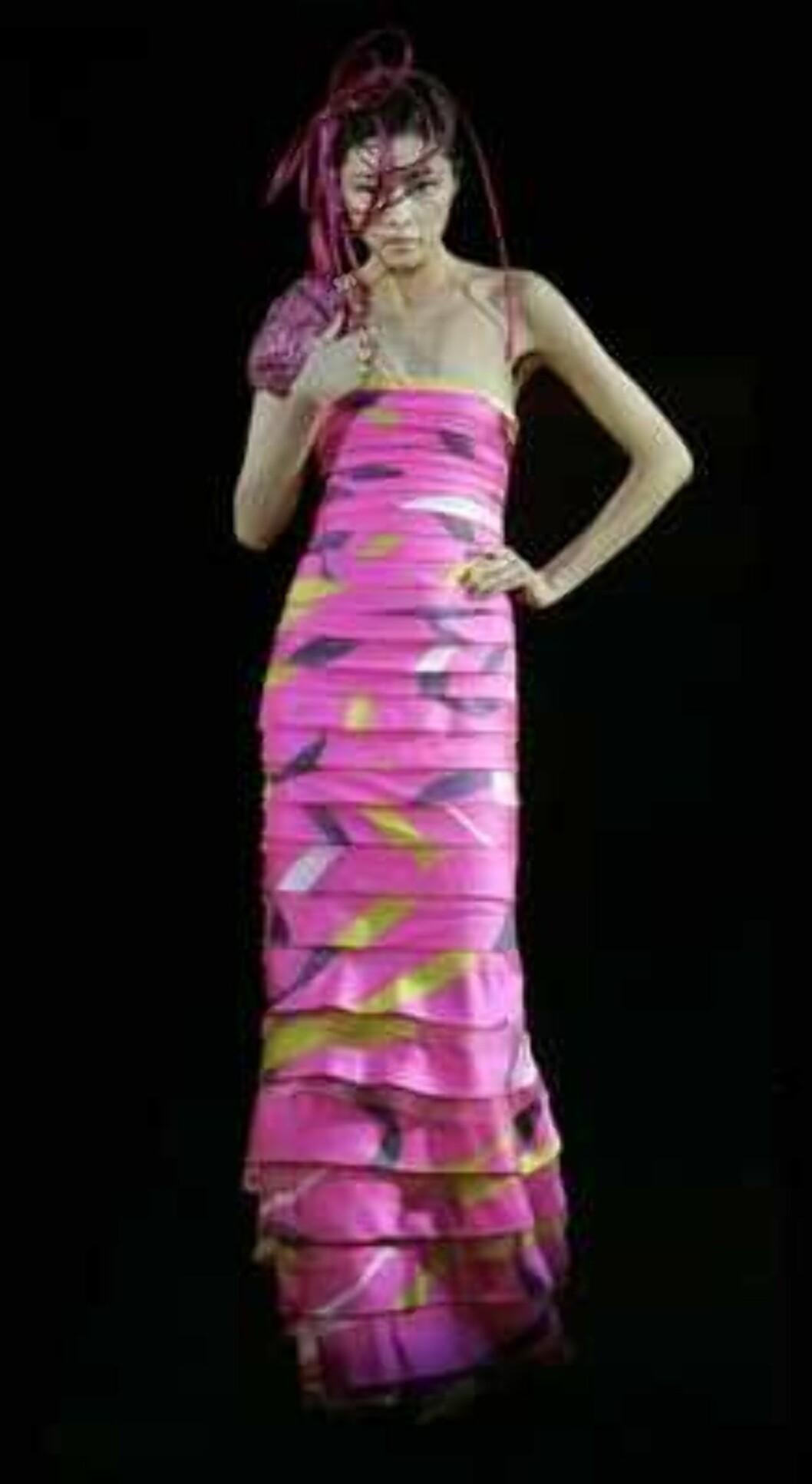 A model presents a creation during the Giorgio Armani Prive Spring-Summer 2006 Haute Couture fashion show in Hong Kong Thursday, March 30, 2006. Giorgio Armani is seeking to expand his fashion empire in China - a place he says has always inspired his desi Foto: AP A model presents a creation during the Giorgio Armani Prive Spring-Summer 2006 Haute Couture fashion show in Hong Kong Thursday, March 30, 2006. Giorgio Armani is seeking to expand his fashion empire in China - a place he says has always inspired his desi Foto: AP