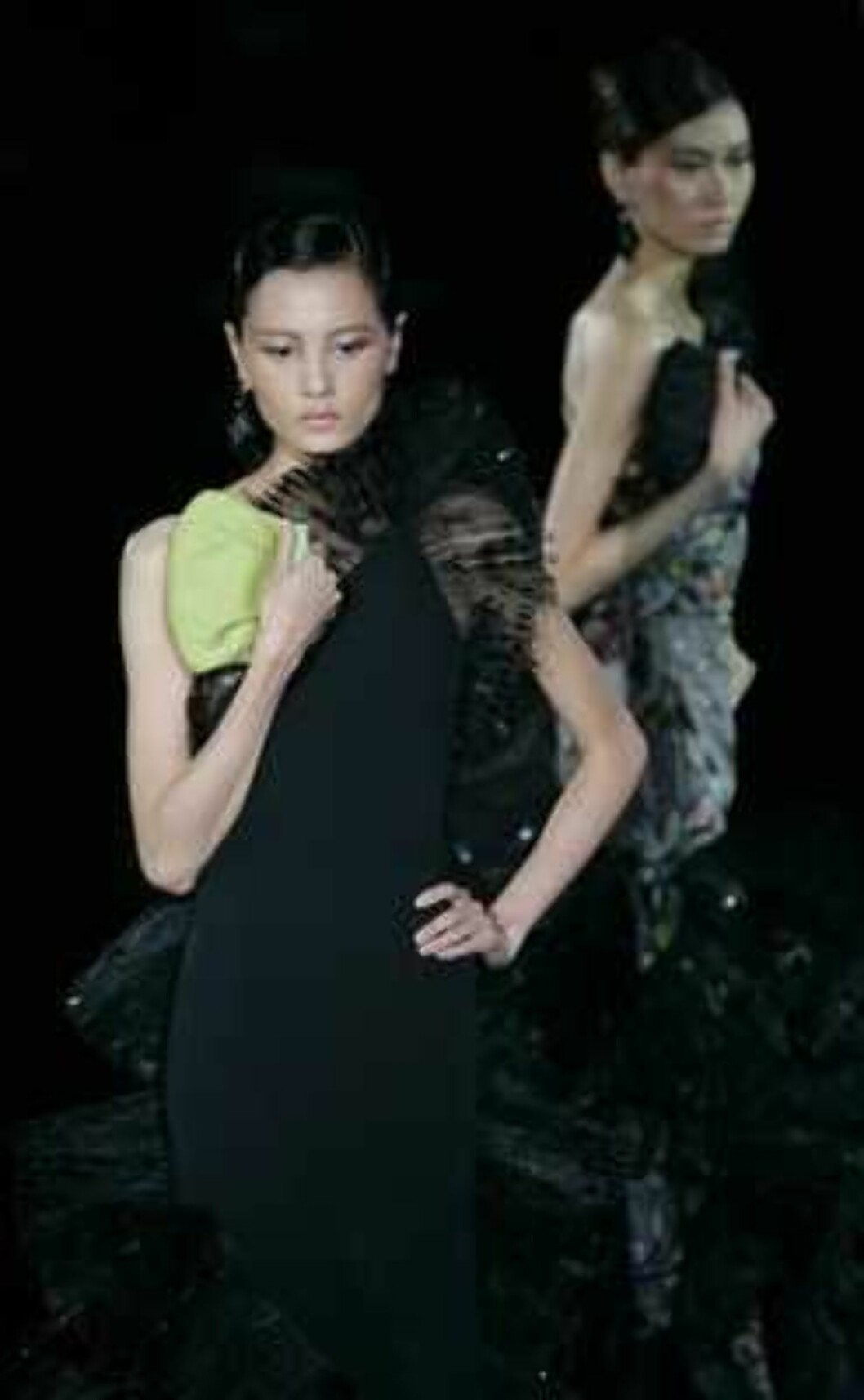 Models present creations during the Giorgio Armani Prive Spring-Summer 2006 Haute Couture fashion show in Hong Kong Thursday, March 30, 2006. Giorgio Armani is seeking to expand his fashion empire in China - a place he says has always inspired his designs Foto: AP Models present creations during the Giorgio Armani Prive Spring-Summer 2006 Haute Couture fashion show in Hong Kong Thursday, March 30, 2006. Giorgio Armani is seeking to expand his fashion empire in China - a place he says has always inspired his designs Foto: AP