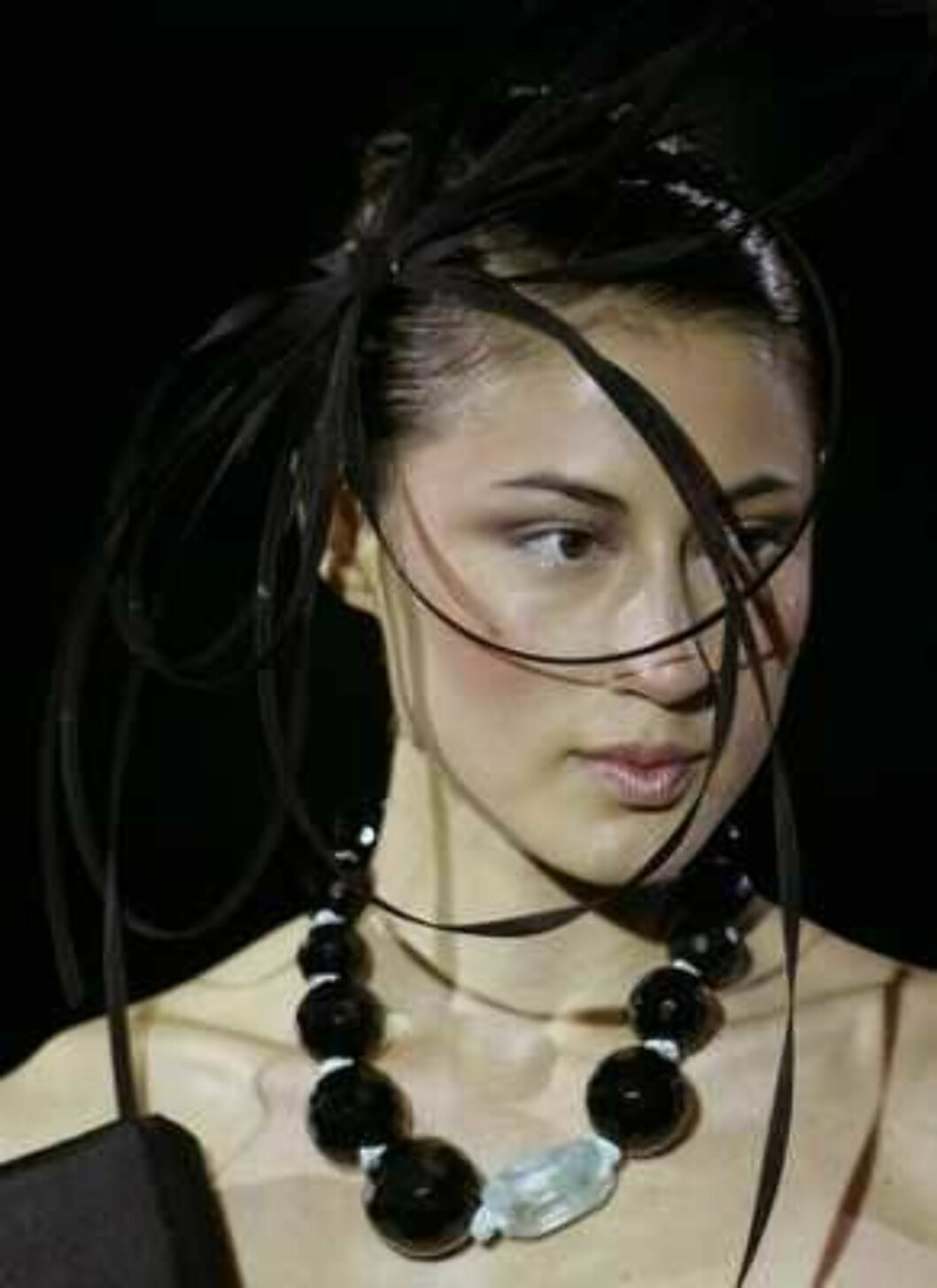 A model presents a creation during the Giorgio Armani Prive Spring-Summer 2006 Haute Couture fashion show in Hong Kong Thursday, March 30, 2006. Giorgio Armani is seeking to expand his fashion empire in China - a place he says has always inspired his desi Foto: AP A model presents a creation during the Giorgio Armani Prive Spring-Summer 2006 Haute Couture fashion show in Hong Kong Thursday, March 30, 2006. Giorgio Armani is seeking to expand his fashion empire in China - a place he says has always inspired his desi Foto: AP