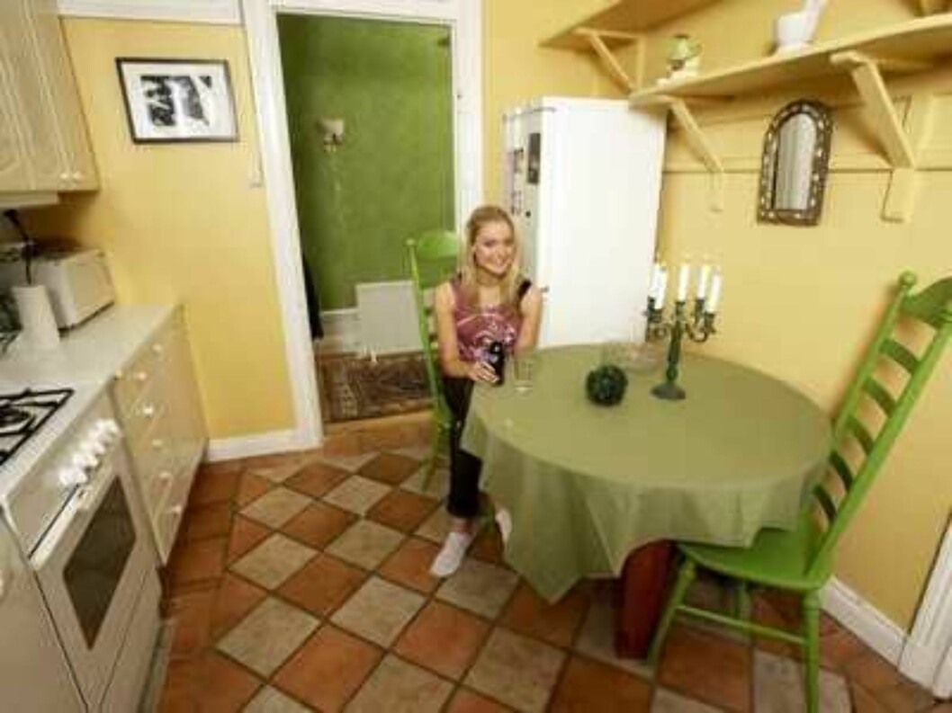 Charlotte Thorstvedt (datteren til Erik Thorstvedt) har drømmejobben. 19-åringen bor i Stockholm og er MTVs norske programleder. Der bor hun sammen med kjæresten Pål Saure.
Foto: Geir Egil Skog, www.frilansfoto.no GRØNN OASE: - Jeg er ikke spesielt Foto: Geir Egil Skog, frilansfoto.no Charlotte Thorstvedt (datteren til Erik Thorstvedt) har drømmejobben. 19-åringen bor i Stockholm og er MTVs norske programleder. Der bor hun sammen med kjæresten Pål Saure.
Foto: Geir Egil Skog, www.frilansfoto.no GRØNN OASE: - Jeg er ikke spesielt Foto: Geir Egil Skog, frilansfoto.no
