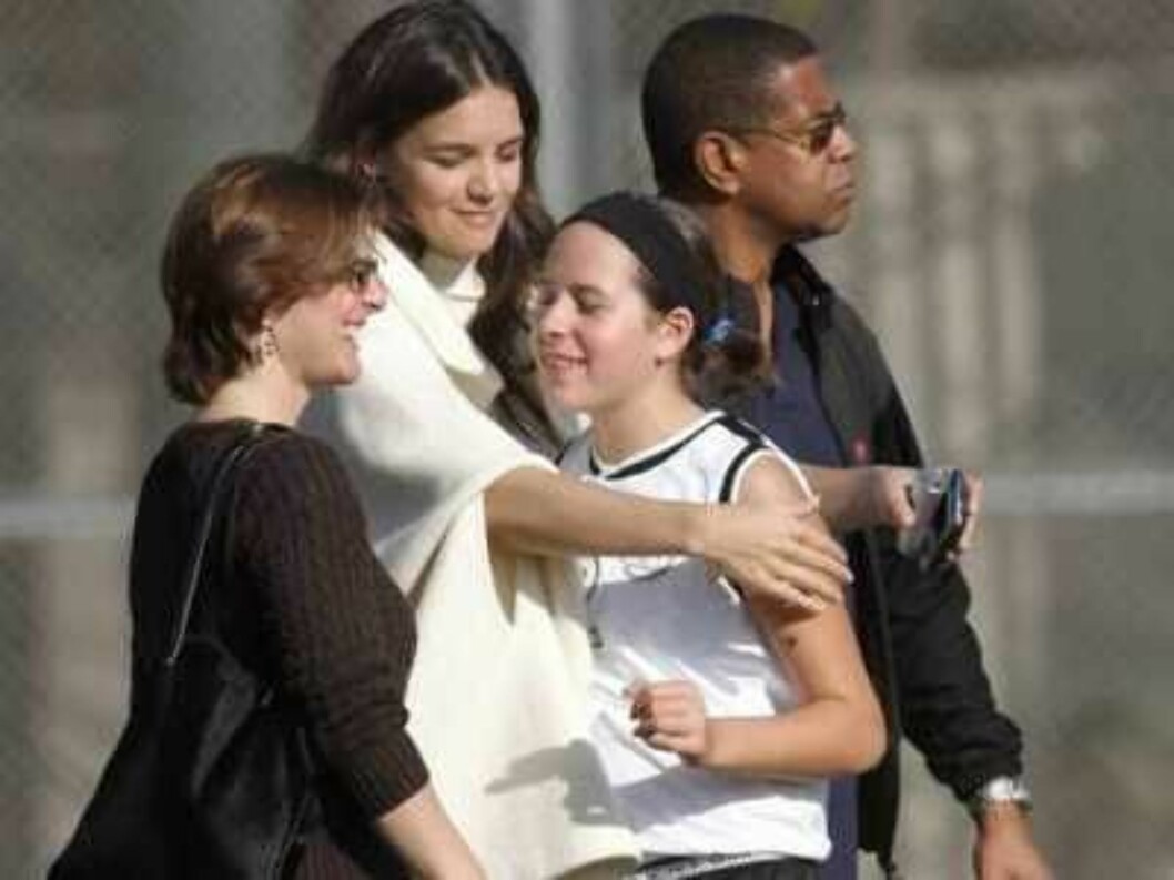 Kathie Holmes wearing a white cape looks ready for the coming wedding with Tom Cruise. Kathie was attending Tom Cruise's daughter Isabella soccer game. November 12, 2005
X17agency exclusive / ALL OVER PRESS Foto: All Over Press Kathie Holmes wearing a white cape looks ready for the coming wedding with Tom Cruise. Kathie was attending Tom Cruise's daughter Isabella soccer game. November 12, 2005
X17agency exclusive / ALL OVER PRESS Foto: All Over Press