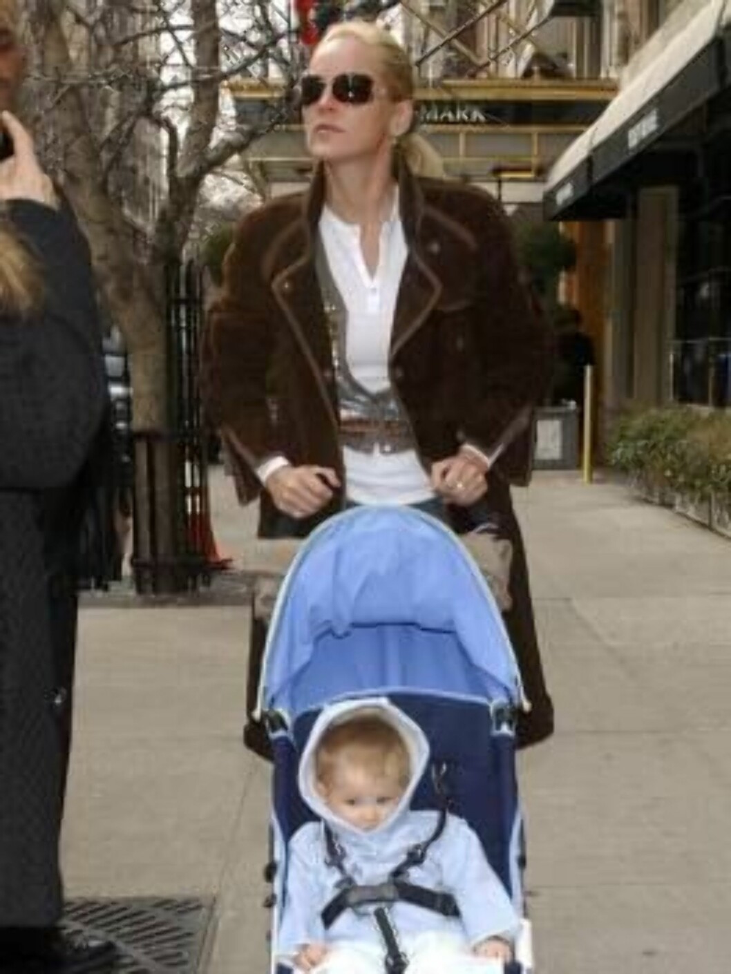 This image is not included in any subscription deal. Use of this image will incur a charge.
NEW YORK - MARCH 24: (ITALY OUT, NY DAILY NEWS OUT, NY NEWSDAY OUT) Sharon Stone is seen walking with her newly adopted baby boy, Laird on Madison Ave on March 24 Foto: All Over Press This image is not included in any subscription deal. Use of this image will incur a charge.
NEW YORK - MARCH 24: (ITALY OUT, NY DAILY NEWS OUT, NY NEWSDAY OUT) Sharon Stone is seen walking with her newly adopted baby boy, Laird on Madison Ave on March 24 Foto: All Over Press