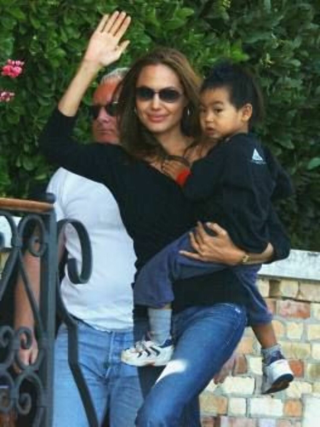 <strong>VENICE, ITALY - SEPTEMBER 9:</strong> Actress Angelina Jolie, with her son Maddox, waves after arriving at Cipriani Hotel for the 61st Venice Film Festival on September 6, 2004 in Venice, Italy. ( (Photo by Franco Origlia/Getty Images) *** Local Caption *** Ange Foto: All Over Press <strong>VENICE, ITALY - SEPTEMBER 9:</strong> Actress Angelina Jolie, with her son Maddox, waves after arriving at Cipriani Hotel for the 61st Venice Film Festival on September 6, 2004 in Venice, Italy. ( (Photo by Franco Origlia/Getty Images) *** Local Caption *** Ange Foto: All Over Press