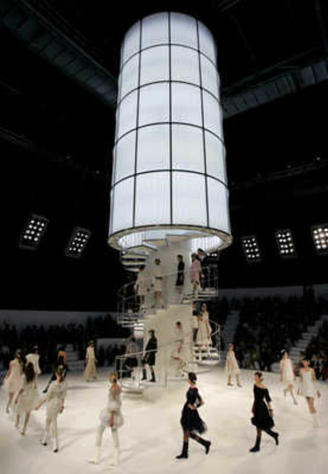 Models present the creations of the German designer Karl Lagerfeld during the Chanel 2006 Spring-Summer Haute Couture fashion show in Hong Kong Friday, March 24, 2006. (AP Photo/Kin Cheung) Foto: AP Models present the creations of the German designer Karl Lagerfeld during the Chanel 2006 Spring-Summer Haute Couture fashion show in Hong Kong Friday, March 24, 2006. (AP Photo/Kin Cheung) Foto: AP