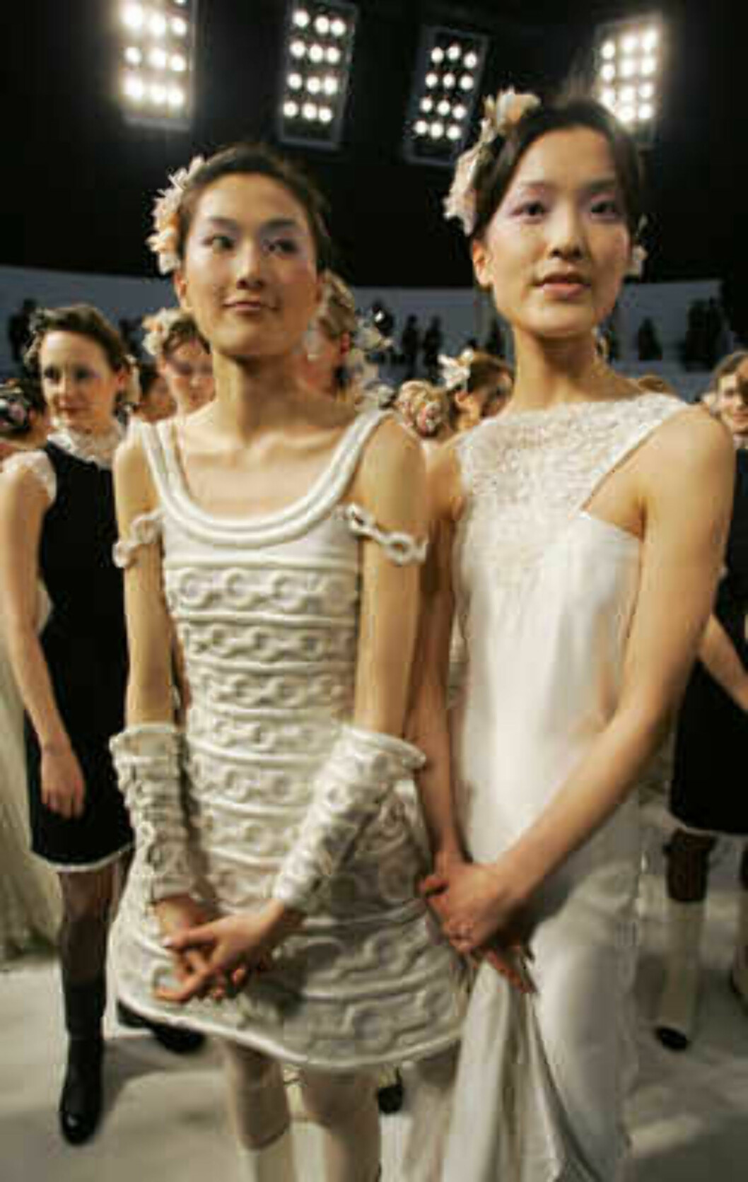 Models present the creations of the German designer Karl Lagerfeld after the Chanel 2006 Spring-Summer Haute Couture fashion show in Hong Kong Friday, March 24, 2006. (AP Photo/Kin Cheung) Foto: AP Models present the creations of the German designer Karl Lagerfeld after the Chanel 2006 Spring-Summer Haute Couture fashion show in Hong Kong Friday, March 24, 2006. (AP Photo/Kin Cheung) Foto: AP