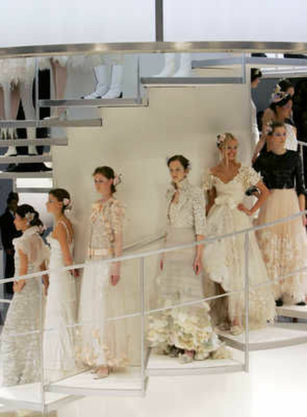 Models present creations by German designer Karl Lagerfeld during the Chanel 2006 Spring-Summer Haute Couture fashion show in Hong Kong Friday, March 24, 2006. (AP Photo/Kin Cheung) Foto: AP Models present creations by German designer Karl Lagerfeld during the Chanel 2006 Spring-Summer Haute Couture fashion show in Hong Kong Friday, March 24, 2006. (AP Photo/Kin Cheung) Foto: AP