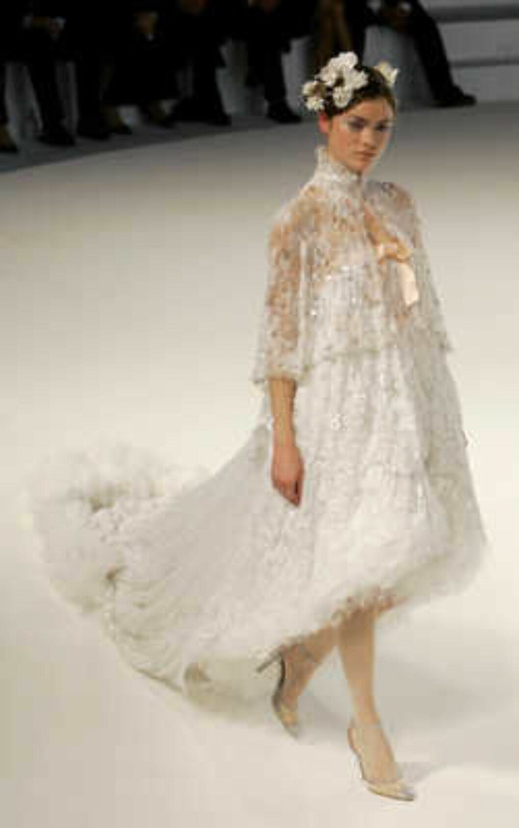 A model presents a creation by German designer Karl Lagerfeld during the Chanel 2006 Spring-Summer Haute Couture fashion show in Hong Kong Friday, March 24, 2006. (AP Photo/Kin Cheung) Foto: AP A model presents a creation by German designer Karl Lagerfeld during the Chanel 2006 Spring-Summer Haute Couture fashion show in Hong Kong Friday, March 24, 2006. (AP Photo/Kin Cheung) Foto: AP