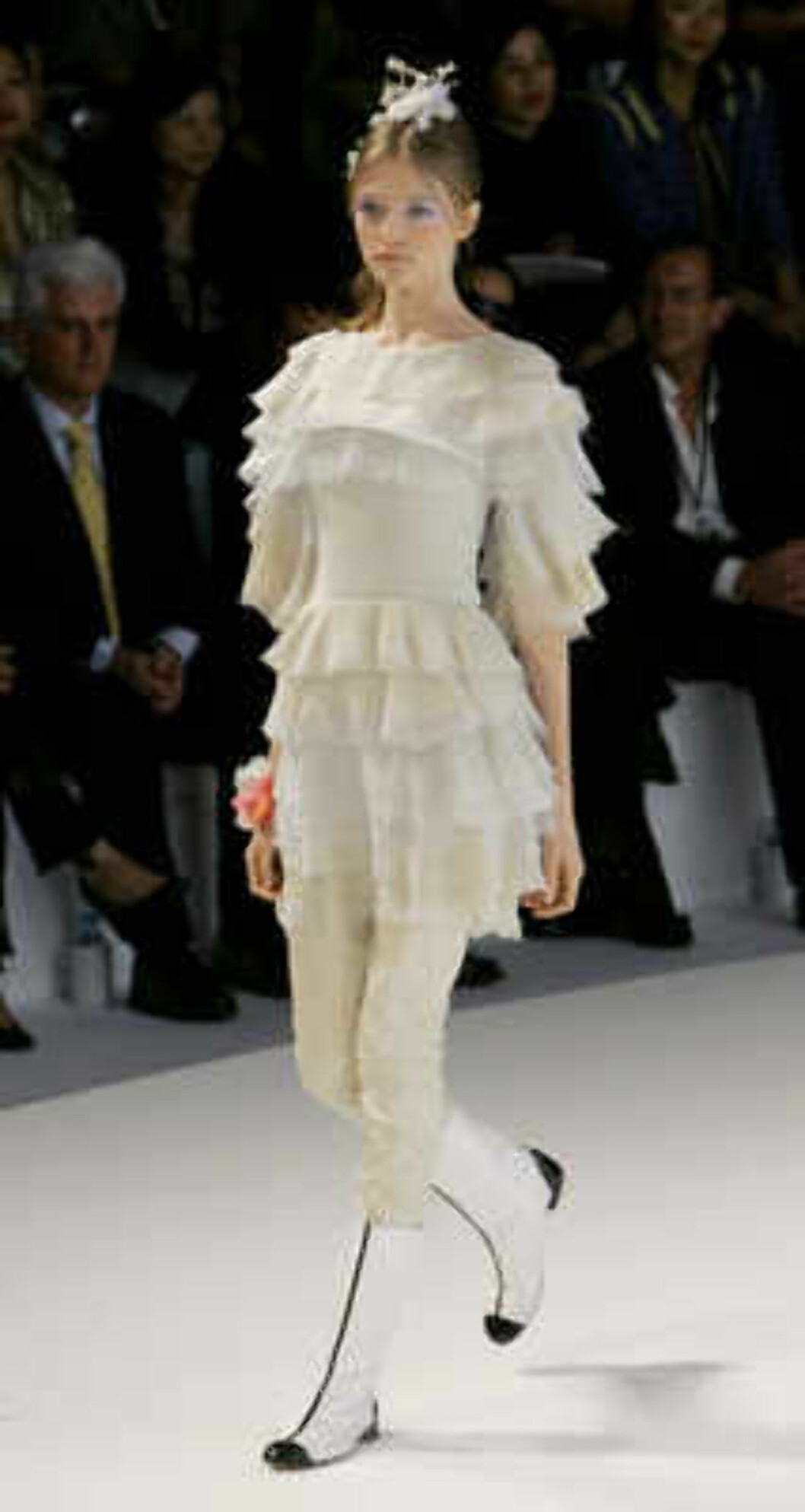 A model presents a creation by German designer Karl Lagerfeld during the Chanel 2006 Spring-Summer Haute Couture fashion show in Hong Kong Friday, March 24, 2006. (AP Photo/Kin Cheung) Foto: AP A model presents a creation by German designer Karl Lagerfeld during the Chanel 2006 Spring-Summer Haute Couture fashion show in Hong Kong Friday, March 24, 2006. (AP Photo/Kin Cheung) Foto: AP