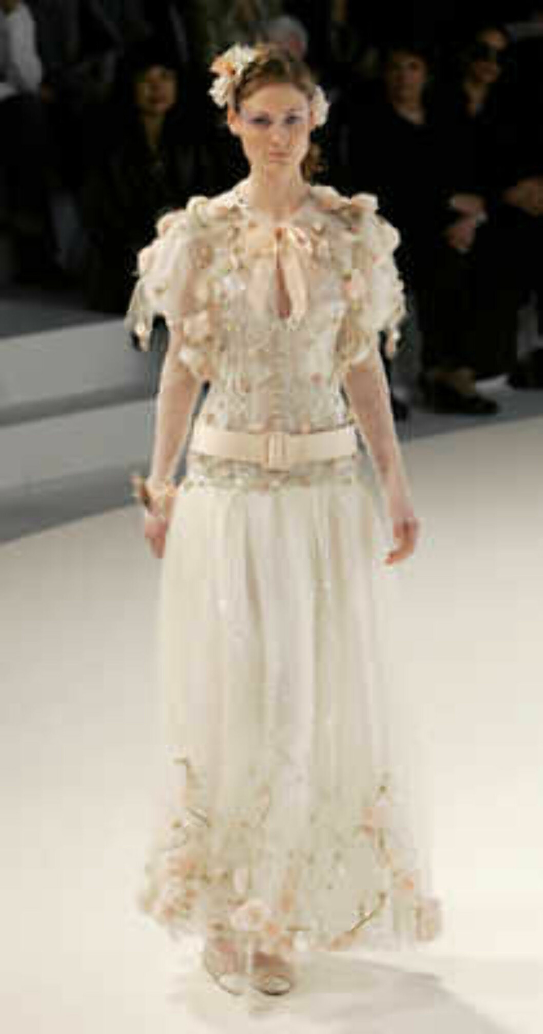 A model presents a creation by German designer Karl Lagerfeld during the Chanel 2006 Spring-Summer Haute Couture fashion show in Hong Kong Friday, March 24, 2006. (AP Photo/Kin Cheung) Foto: AP A model presents a creation by German designer Karl Lagerfeld during the Chanel 2006 Spring-Summer Haute Couture fashion show in Hong Kong Friday, March 24, 2006. (AP Photo/Kin Cheung) Foto: AP