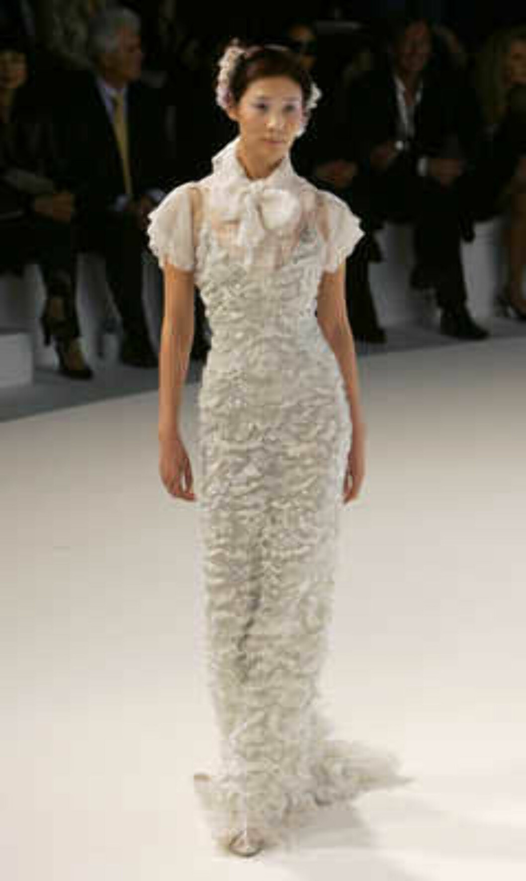 A model presents a creation by German designer Karl Lagerfeld during the Chanel 2006 Spring-Summer Haute Couture fashion show in Hong Kong Friday, March 24, 2006. (AP Photo/Kin Cheung) Foto: AP A model presents a creation by German designer Karl Lagerfeld during the Chanel 2006 Spring-Summer Haute Couture fashion show in Hong Kong Friday, March 24, 2006. (AP Photo/Kin Cheung) Foto: AP