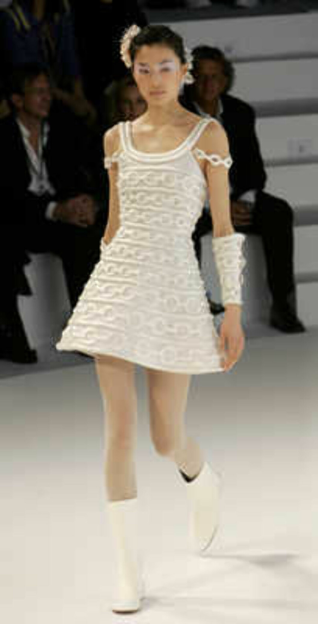 A model presents the creation of the German designer Karl Lagerfeld during the Chanel 2006 Spring-Summer Haute Couture fashion show in Hong Kong Friday, March 24, 2006. (AP Photo/Kin Cheung) Foto: AP A model presents the creation of the German designer Karl Lagerfeld during the Chanel 2006 Spring-Summer Haute Couture fashion show in Hong Kong Friday, March 24, 2006. (AP Photo/Kin Cheung) Foto: AP