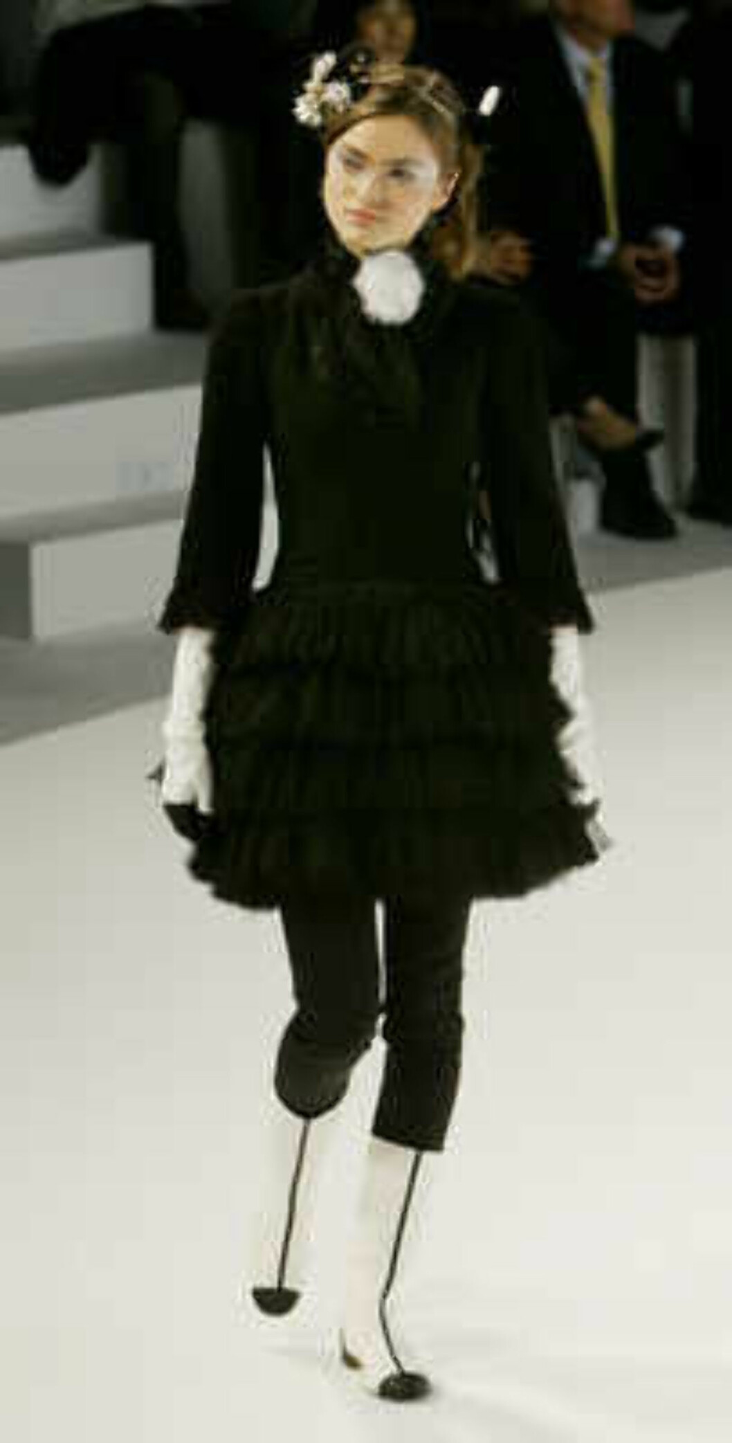 A model presents the creation of the German designer Karl Lagerfeld during the Chanel 2006 Spring-Summer Haute Couture fashion show in Hong Kong Friday, March 24, 2006. (AP Photo/Kin Cheung) Foto: AP A model presents the creation of the German designer Karl Lagerfeld during the Chanel 2006 Spring-Summer Haute Couture fashion show in Hong Kong Friday, March 24, 2006. (AP Photo/Kin Cheung) Foto: AP