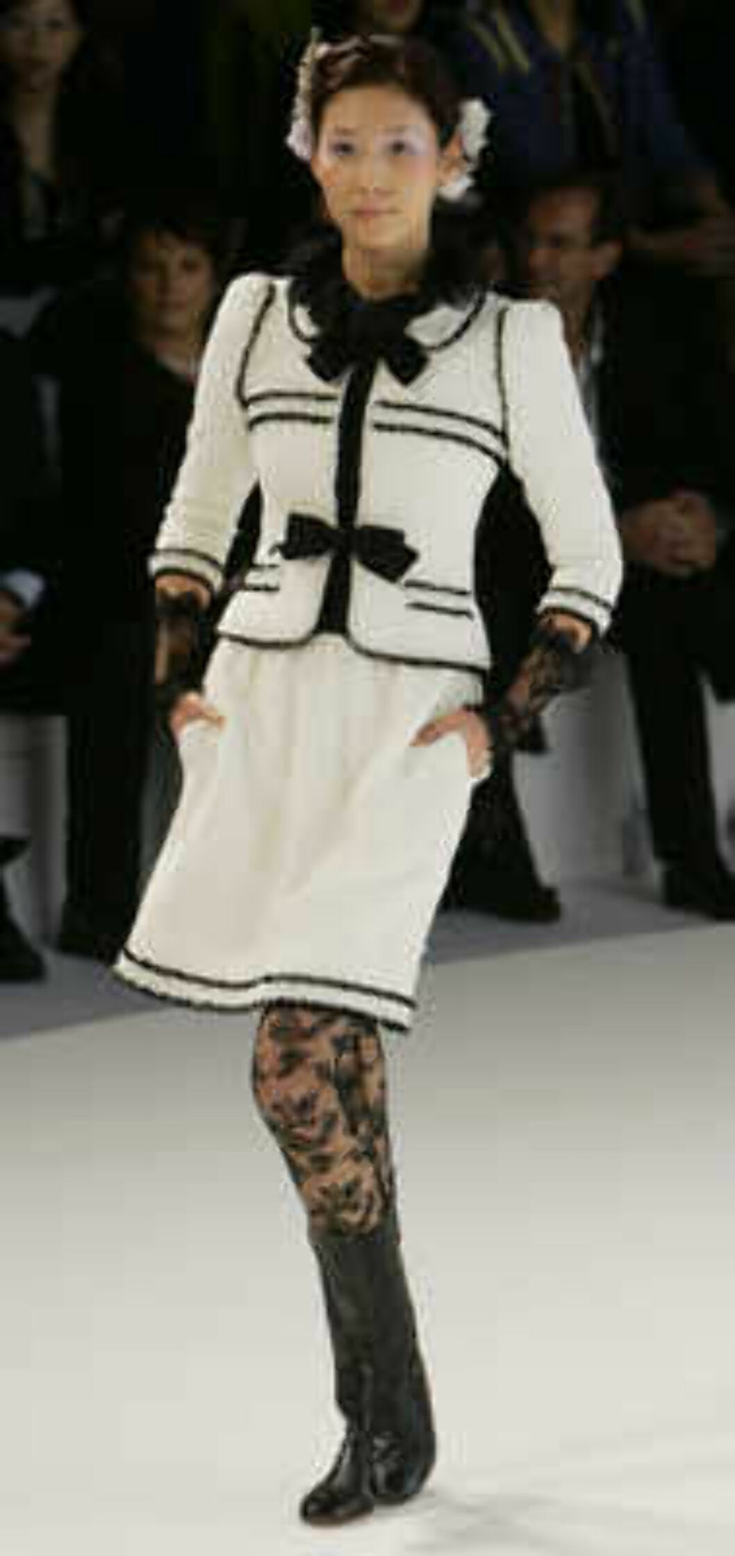 A model presents the creation of the German designer Karl Lagerfeld during the Chanel 2006 Spring-Summer Haute Couture fashion show in Hong Kong Friday, March 24, 2006. (AP Photo/Kin Cheung) Foto: AP A model presents the creation of the German designer Karl Lagerfeld during the Chanel 2006 Spring-Summer Haute Couture fashion show in Hong Kong Friday, March 24, 2006. (AP Photo/Kin Cheung) Foto: AP