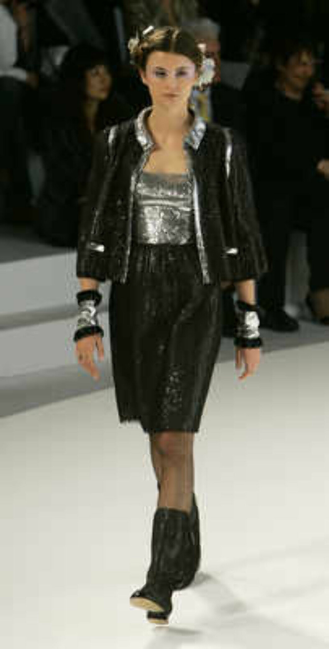 A model presents the creation of the German designer Karl Lagerfeld during the Chanel 2006 Spring-Summer Haute Couture fashion show in Hong Kong Friday, March 24, 2006. (AP Photo/Kin Cheung) Foto: AP A model presents the creation of the German designer Karl Lagerfeld during the Chanel 2006 Spring-Summer Haute Couture fashion show in Hong Kong Friday, March 24, 2006. (AP Photo/Kin Cheung) Foto: AP