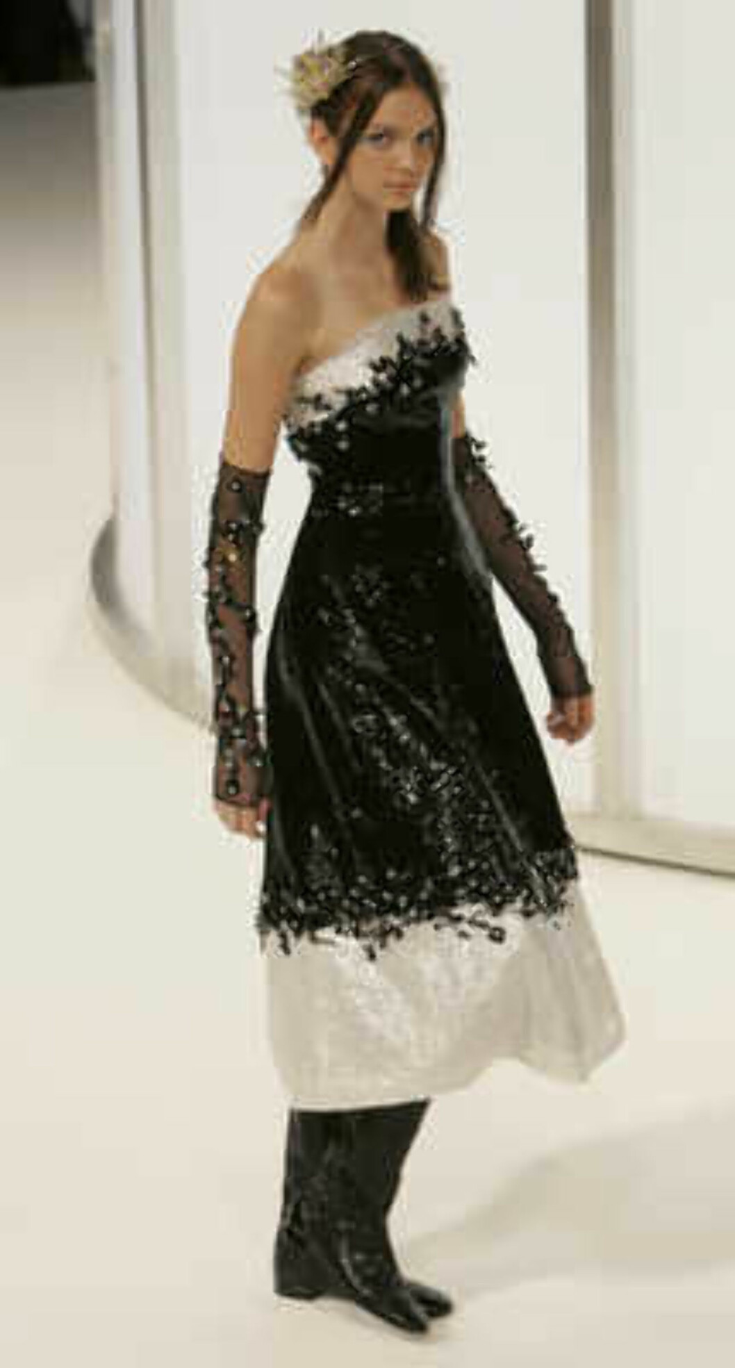 A model presents the creation of the German designer Karl Lagerfeld during the Chanel 2006 Spring-Summer Haute Couture fashion show in Hong Kong Friday, March 24, 2006. (AP Photo/Kin Cheung) Foto: AP A model presents the creation of the German designer Karl Lagerfeld during the Chanel 2006 Spring-Summer Haute Couture fashion show in Hong Kong Friday, March 24, 2006. (AP Photo/Kin Cheung) Foto: AP