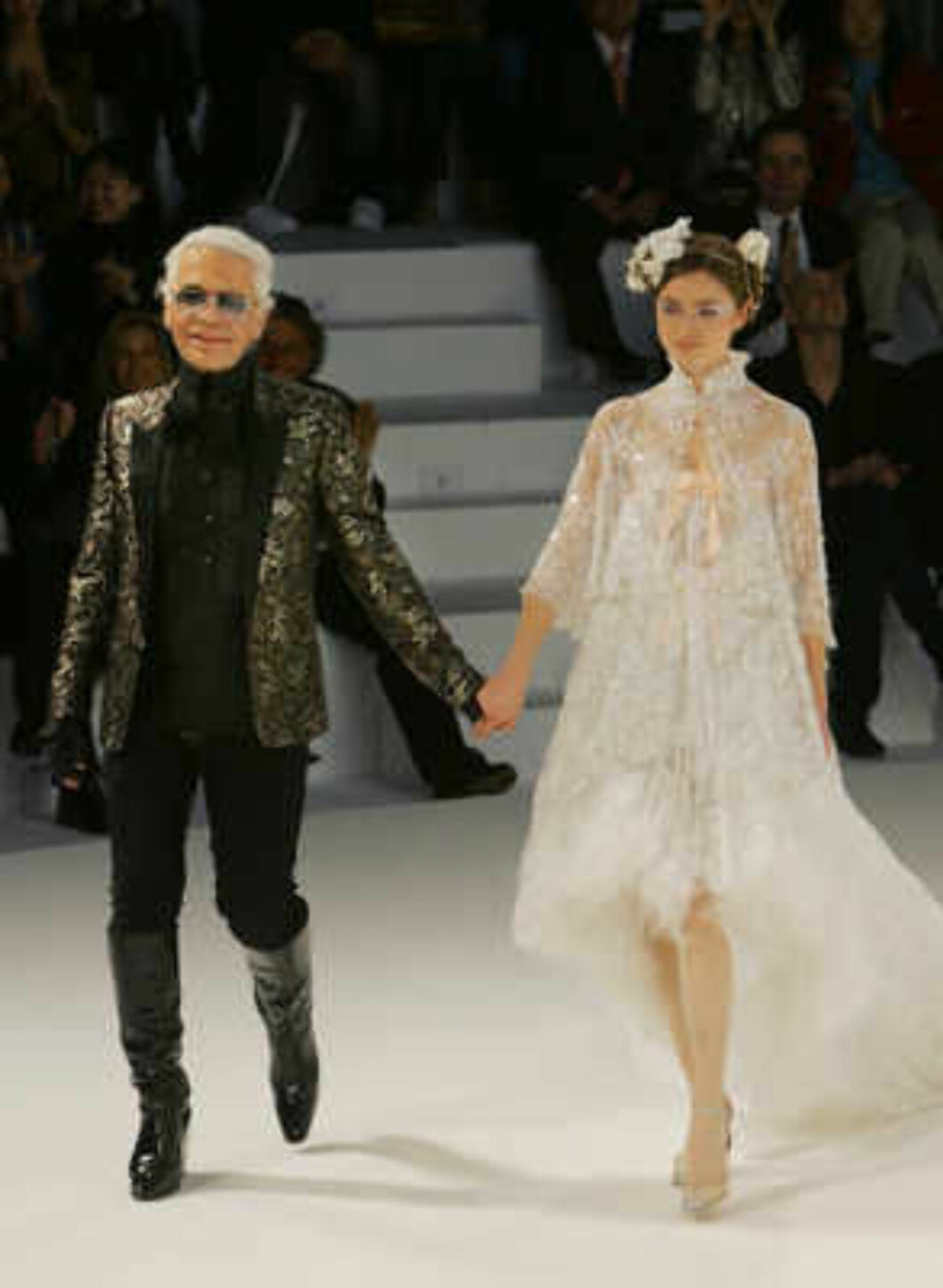 German designer Karl Lagerfeld, left, greets visitors during the Chanel 2006 Spring-Summer Haute Couture fashion show in Hong Kong Friday, March 24, 2006. (AP Photo/Kin Cheung) Foto: AP German designer Karl Lagerfeld, left, greets visitors during the Chanel 2006 Spring-Summer Haute Couture fashion show in Hong Kong Friday, March 24, 2006. (AP Photo/Kin Cheung) Foto: AP