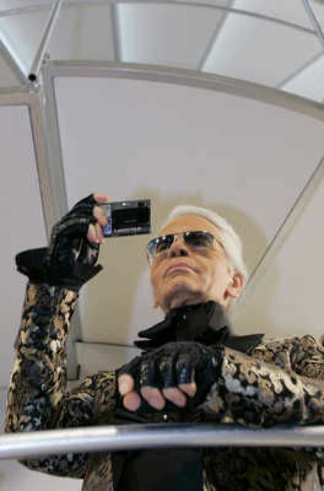 German designer Karl Lagerfeld takes pictures of visitors after the Chanel 2006 Spring-Summer Haute Couture fashion show in Hong Kong Friday, March 24, 2006. (AP Photo/Kin Cheung) Foto: AP German designer Karl Lagerfeld takes pictures of visitors after the Chanel 2006 Spring-Summer Haute Couture fashion show in Hong Kong Friday, March 24, 2006. (AP Photo/Kin Cheung) Foto: AP