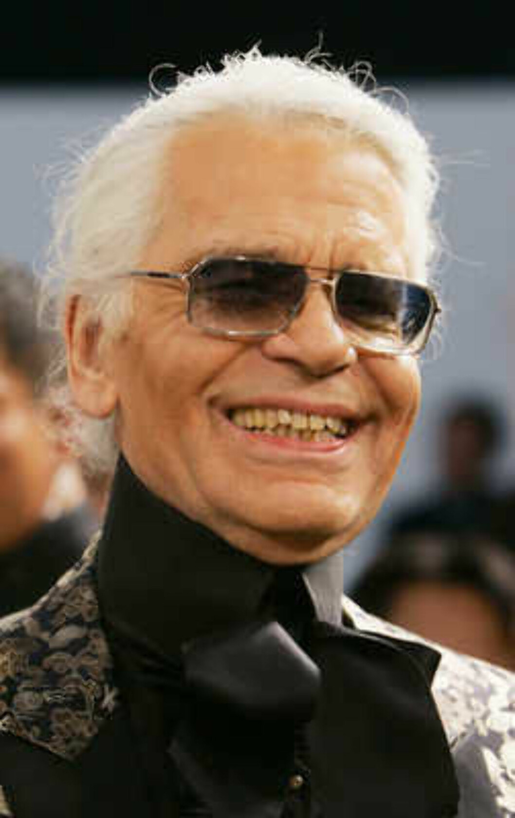 German designer Karl Lagerfeld speaks after the Chanel 2006 Spring-Summer Haute Couture fashion show in Hong Kong Friday, March 24, 2006. (AP Photo/Kin Cheung) Foto: AP German designer Karl Lagerfeld speaks after the Chanel 2006 Spring-Summer Haute Couture fashion show in Hong Kong Friday, March 24, 2006. (AP Photo/Kin Cheung) Foto: AP