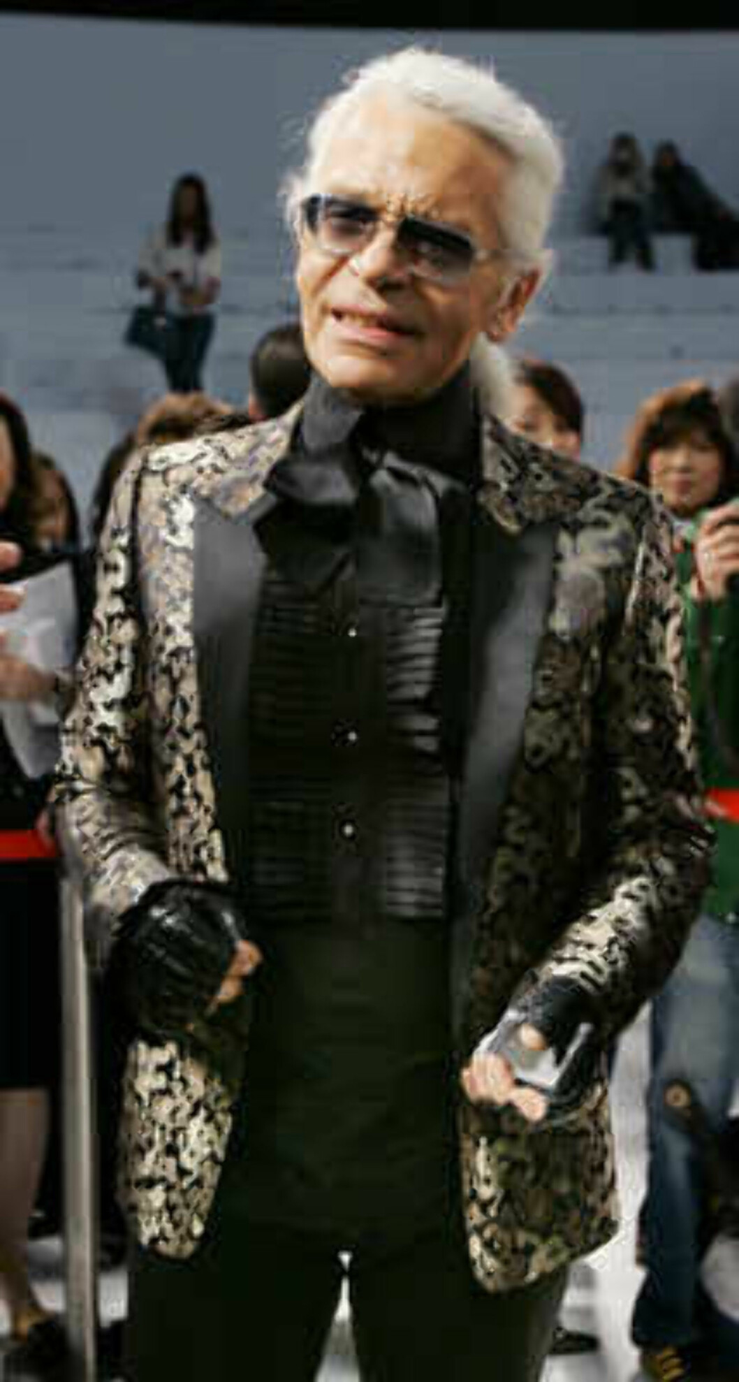 German designer Karl Lagerfeld, left, speaks after the Chanel 2006 Spring-Summer Haute Couture fashion show in Hong Kong Friday, March 24, 2006. (AP Photo/Kin Cheung) Foto: AP German designer Karl Lagerfeld, left, speaks after the Chanel 2006 Spring-Summer Haute Couture fashion show in Hong Kong Friday, March 24, 2006. (AP Photo/Kin Cheung) Foto: AP