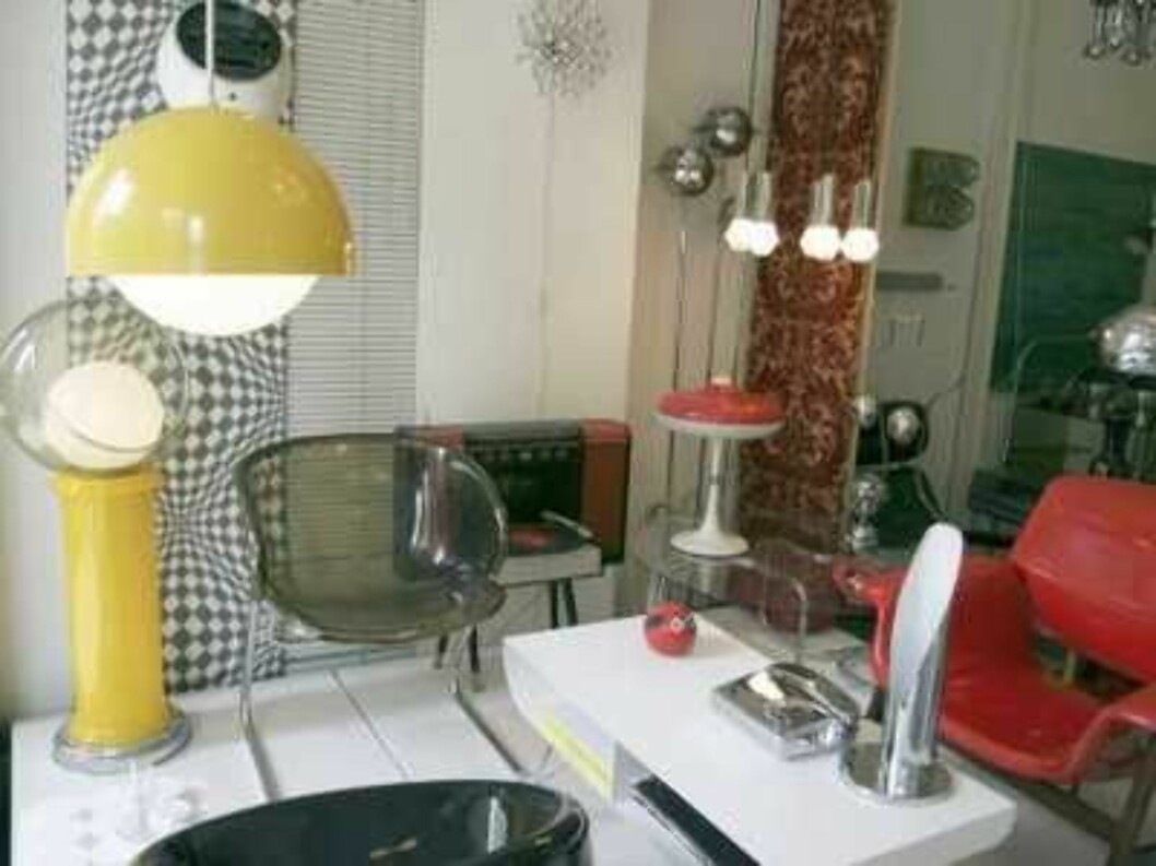 I den trendy bydelen Psiri finner du et vell av spennende shopping, som her fra den hypertrendy designbutikken Mofu i Sarri street 28. Innehaveren Demetris importerer alle sine varer selv, og har en forkjærlighet for originale New York-tapeter fra 50- 60 Foto: Se og Hør I den trendy bydelen Psiri finner du et vell av spennende shopping, som her fra den hypertrendy designbutikken Mofu i Sarri street 28. Innehaveren Demetris importerer alle sine varer selv, og har en forkjærlighet for originale New York-tapeter fra 50- 60 Foto: Se og Hør