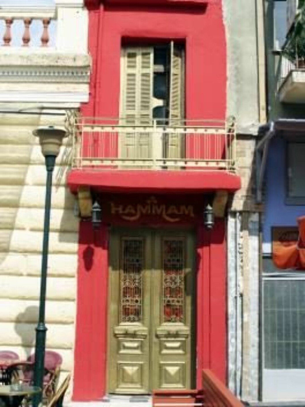 Bydelen Psiri er den delen i Athen som er i sterkest utvikling. Her finner du trendy barer og kafeer på rekke og rad og shopping du ellers må til London eller New York for å finne. Det er hit byens unge bohemer trekker på kveldstid.
Foto: Thomas Li Foto: Se og Hør Bydelen Psiri er den delen i Athen som er i sterkest utvikling. Her finner du trendy barer og kafeer på rekke og rad og shopping du ellers må til London eller New York for å finne. Det er hit byens unge bohemer trekker på kveldstid.
Foto: Thomas Li Foto: Se og Hør
