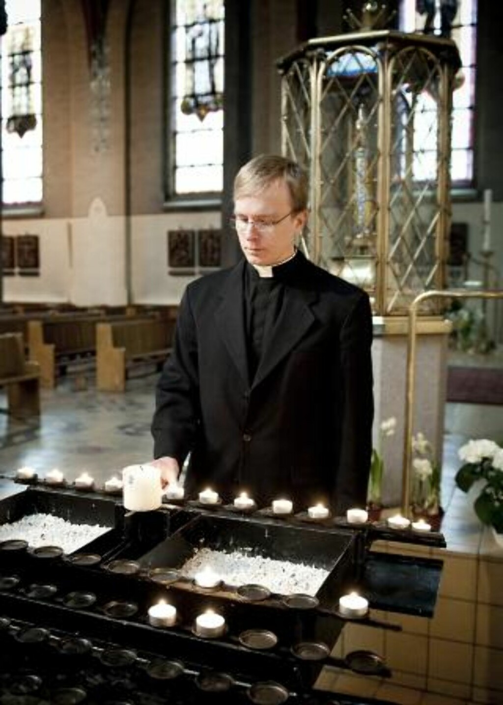 TENTE LYS Pål Bratbak tenner lys for ofrene for overgrep i den katolske kirke. FOTO: ØISTEIN NORUM MONSEN TENTE LYS Pål Bratbak tenner lys for ofrene for overgrep i den katolske kirke. FOTO: ØISTEIN NORUM MONSEN