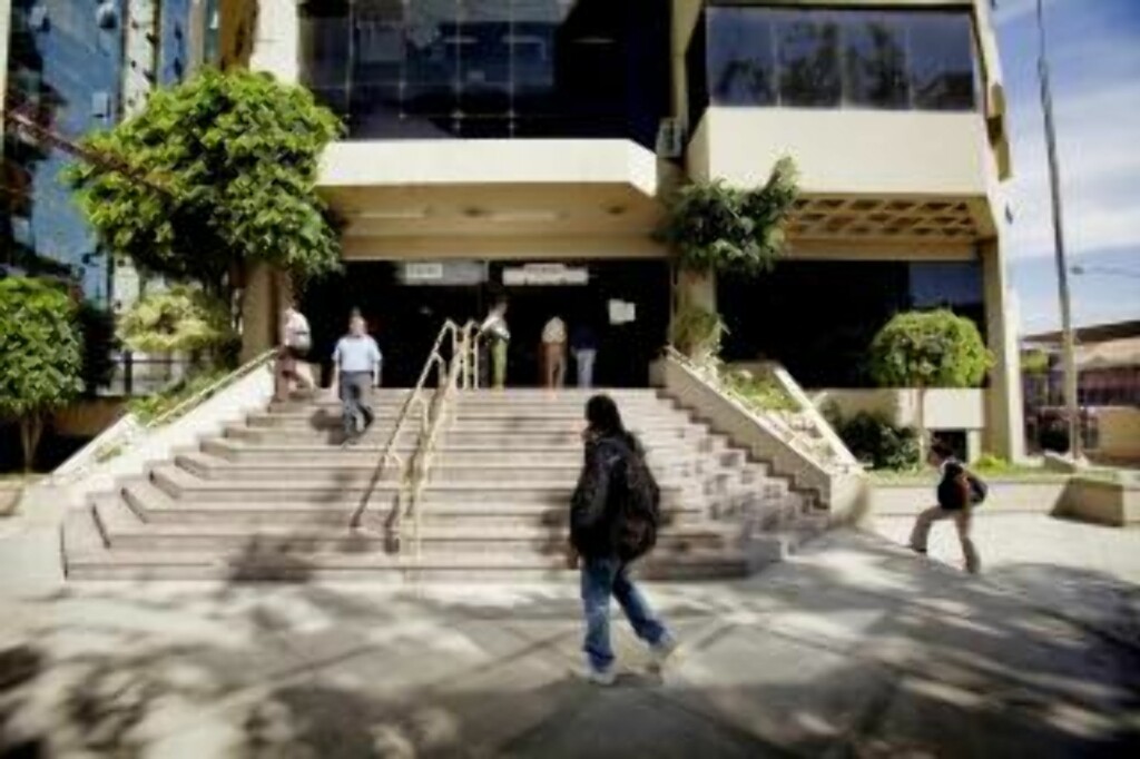 HER AVHOLDES RETTSSAKEN: Palacio de la Justicia i Cochabamba.
Foto: Stian Lysberg Solum / SCANPIX HER AVHOLDES RETTSSAKEN: Palacio de la Justicia i Cochabamba.
Foto: Stian Lysberg Solum / SCANPIX