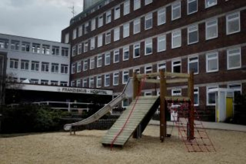 BOR I PRESTEBOLIGEN: En stor lekeplass for barn pryder inngangspartiet av Franziskus Hospital i Osnabrück i Tyskland, hvor avgårr biskop Georg Müller har bodd siden desember. FOTO: BJØRN LANGSEM BOR I PRESTEBOLIGEN: En stor lekeplass for barn pryder inngangspartiet av Franziskus Hospital i Osnabrück i Tyskland, hvor avgårr biskop Georg Müller har bodd siden desember. FOTO: BJØRN LANGSEM
