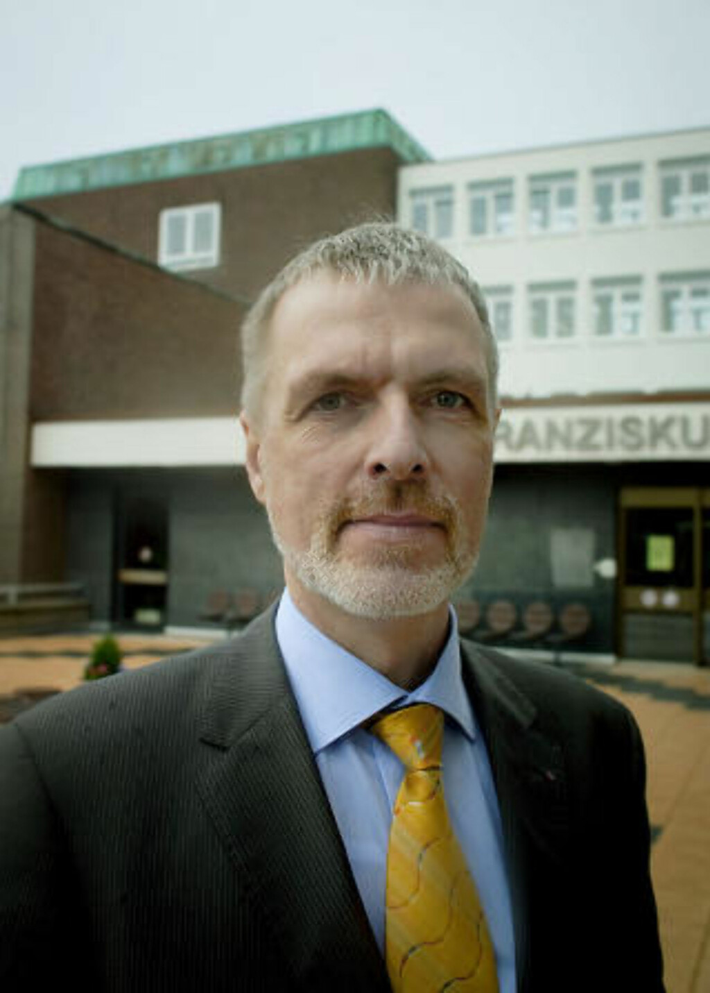 OVERRASKET: Pressetalsmann ved sykehuset, Roland Knillmann, møtte Dagbladet. Foto: Bjørn Langsem OVERRASKET: Pressetalsmann ved sykehuset, Roland Knillmann, møtte Dagbladet. Foto: Bjørn Langsem