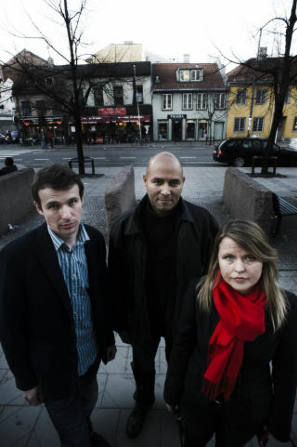 KRITISKE: Leder i SOS Rasisme, Trond Thorbjørnsen (f.v.), leder for Organisasjonen mot offentlig diskriminering (OMOD) Oddvar Akhenaton de Leon, og Kari Helene Partepuoli ved Antirasistisk senter reagerer sterkt på innholdet i kveldens «Hjernevask». Foto: Håkon Eikesdal/Dagbladet KRITISKE: Leder i SOS Rasisme, Trond Thorbjørnsen (f.v.), leder for Organisasjonen mot offentlig diskriminering (OMOD) Oddvar Akhenaton de Leon, og Kari Helene Partepuoli ved Antirasistisk senter reagerer sterkt på innholdet i kveldens «Hjernevask». Foto: Håkon Eikesdal/Dagbladet