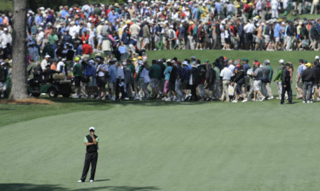 STILLE FØR STORMEN: Tiger Woods betrakter det sjuende hullet på runden mens tilskuerne stimler seg rundt golffenomenet. Foto: AFP PHOTO /TIMOTHY A. CLARY STILLE FØR STORMEN: Tiger Woods betrakter det sjuende hullet på runden mens tilskuerne stimler seg rundt golffenomenet. Foto: AFP PHOTO /TIMOTHY A. CLARY