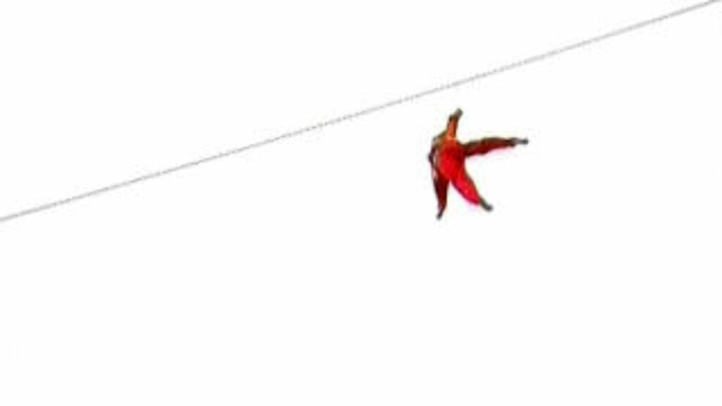 FALLER: Flere ganger faller den lille jenta. Foto: Reuters FALLER: Flere ganger faller den lille jenta. Foto: Reuters