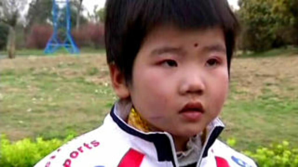 LINEDANSER: Tre år gamle Zhang Xiaoyan skaper nå overskrifter. Kanskje er hun verdens yngste linedanser. Men ikke alle syns det er stas. Foto: Reuters LINEDANSER: Tre år gamle Zhang Xiaoyan skaper nå overskrifter. Kanskje er hun verdens yngste linedanser. Men ikke alle syns det er stas. Foto: Reuters