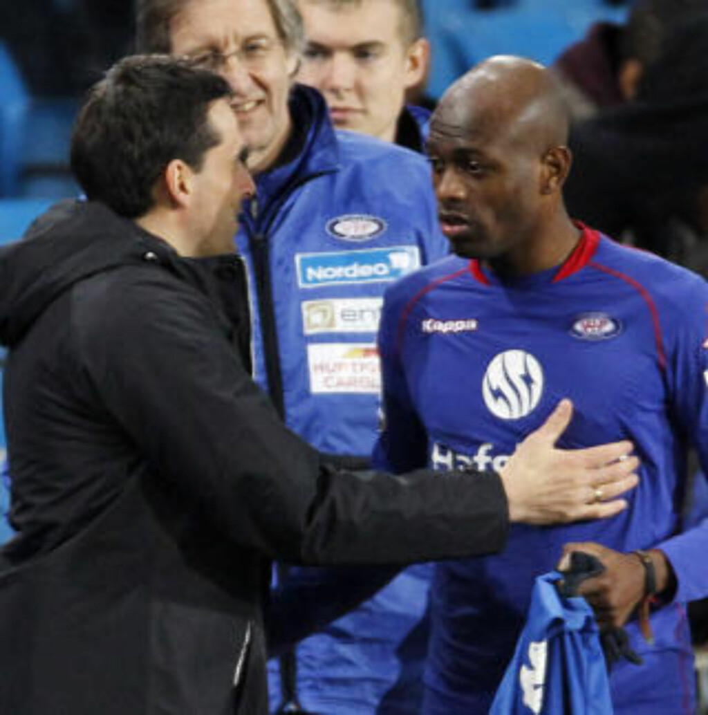 SKULDER ELLER ARM? Luton Shelton trodde han hadde brukt skulderen til han så reprisen. Martin Andresen mente det også etter å ha sett reprisen. Mål ble det uansett.
Foto: Håkon Mosvold Larsen, Scanpix SKULDER ELLER ARM? Luton Shelton trodde han hadde brukt skulderen til han så reprisen. Martin Andresen mente det også etter å ha sett reprisen. Mål ble det uansett.
Foto: Håkon Mosvold Larsen, Scanpix