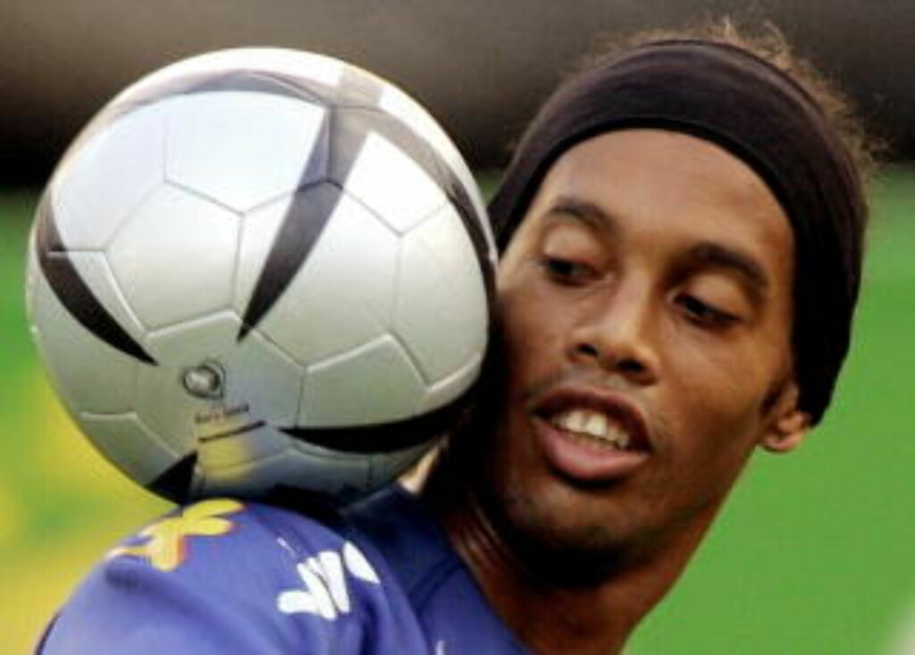 SKULDEREKSPERT: Få fotballspillere matcher Ronaldinhos teknikk med skuldrene. Hvor ofte han faktisk får bruk for det, er en annen sak, men sjekk denne YouTube-videoen for et godt eksempel. Foto: Marcos Brindicci, Reuters/Scanpix SKULDEREKSPERT: Få fotballspillere matcher Ronaldinhos teknikk med skuldrene. Hvor ofte han faktisk får bruk for det, er en annen sak, men sjekk denne YouTube-videoen for et godt eksempel. Foto: Marcos Brindicci, Reuters/Scanpix