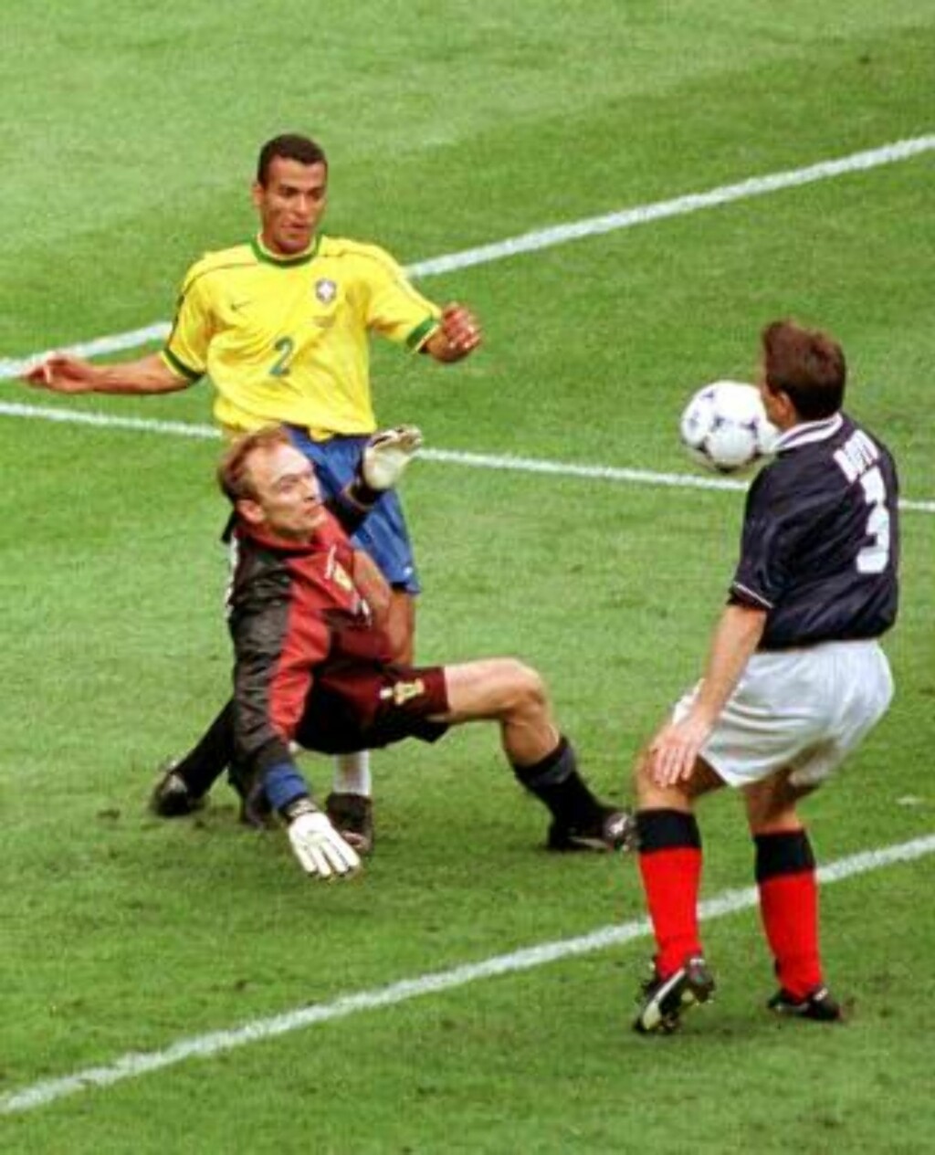 DETTE ER OGSÅ LOV: ... men ikke å anbefale. Skotske Tommy Boyd scorer selvmål med skulderen mot Brasil under VM 1998. Scoringen ga Brasil 2-1-seier, som bidro til at de vant gruppe A ett poeng foran Norge.Foto: Remy de la Mauviniere, AP/Scanpix DETTE ER OGSÅ LOV: ... men ikke å anbefale. Skotske Tommy Boyd scorer selvmål med skulderen mot Brasil under VM 1998. Scoringen ga Brasil 2-1-seier, som bidro til at de vant gruppe A ett poeng foran Norge.Foto: Remy de la Mauviniere, AP/Scanpix