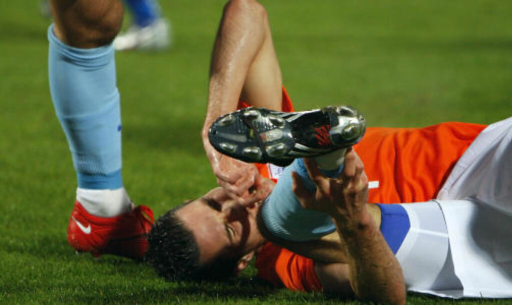 HAR VÆRT UTE SIDEN NOVEMBER: Van Persie tar seg til sin skadde ankel . Undersøkelsen viste flere avrevne leddbånd. Foto: REUTERS/Max Rossi HAR VÆRT UTE SIDEN NOVEMBER: Van Persie tar seg til sin skadde ankel . Undersøkelsen viste flere avrevne leddbånd. Foto: REUTERS/Max Rossi